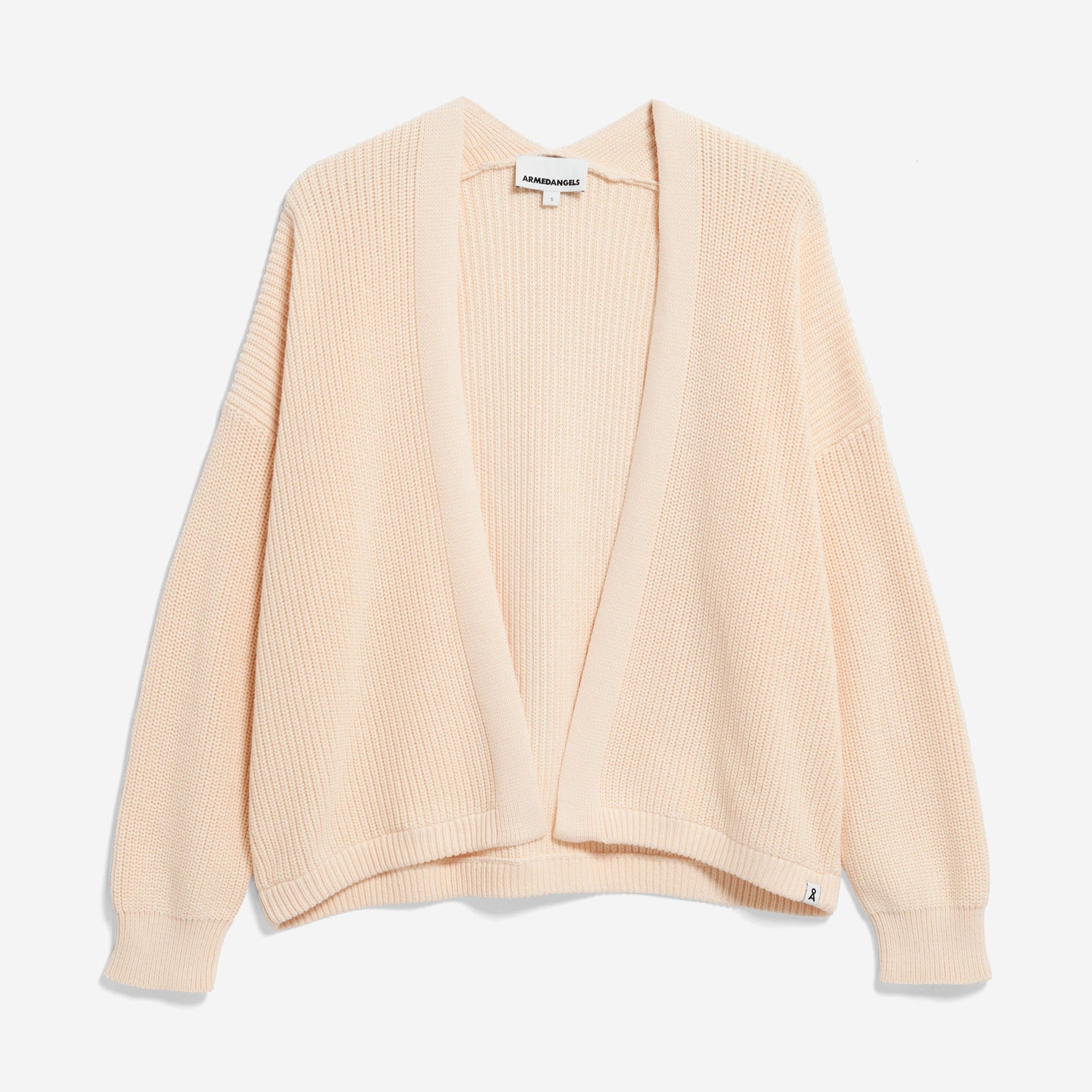 Hellbeige Strickjacke mit Rippstrickmuster und offenem Design, auf weißem Hintergrund fotografiert.