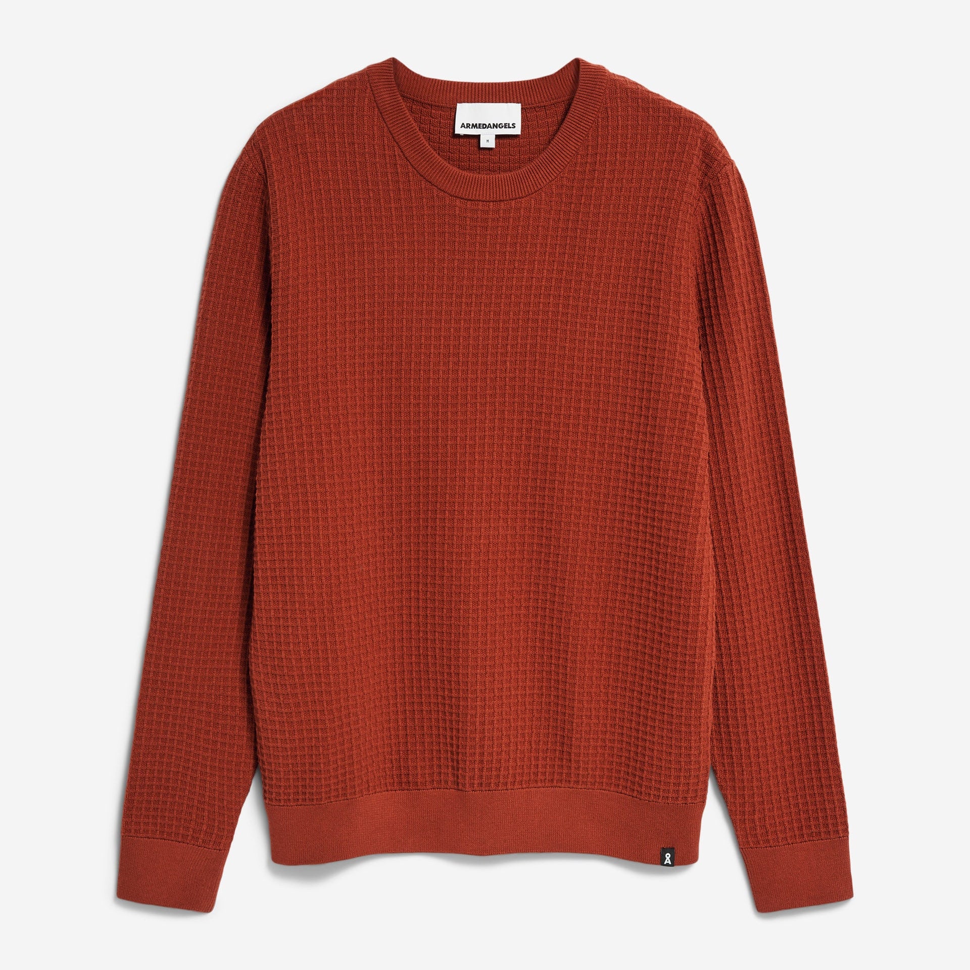 Ein langärmeliger, rostfarbener, strukturierter Pullover mit Rundhalsausschnitt, flach auf weißem Hintergrund.