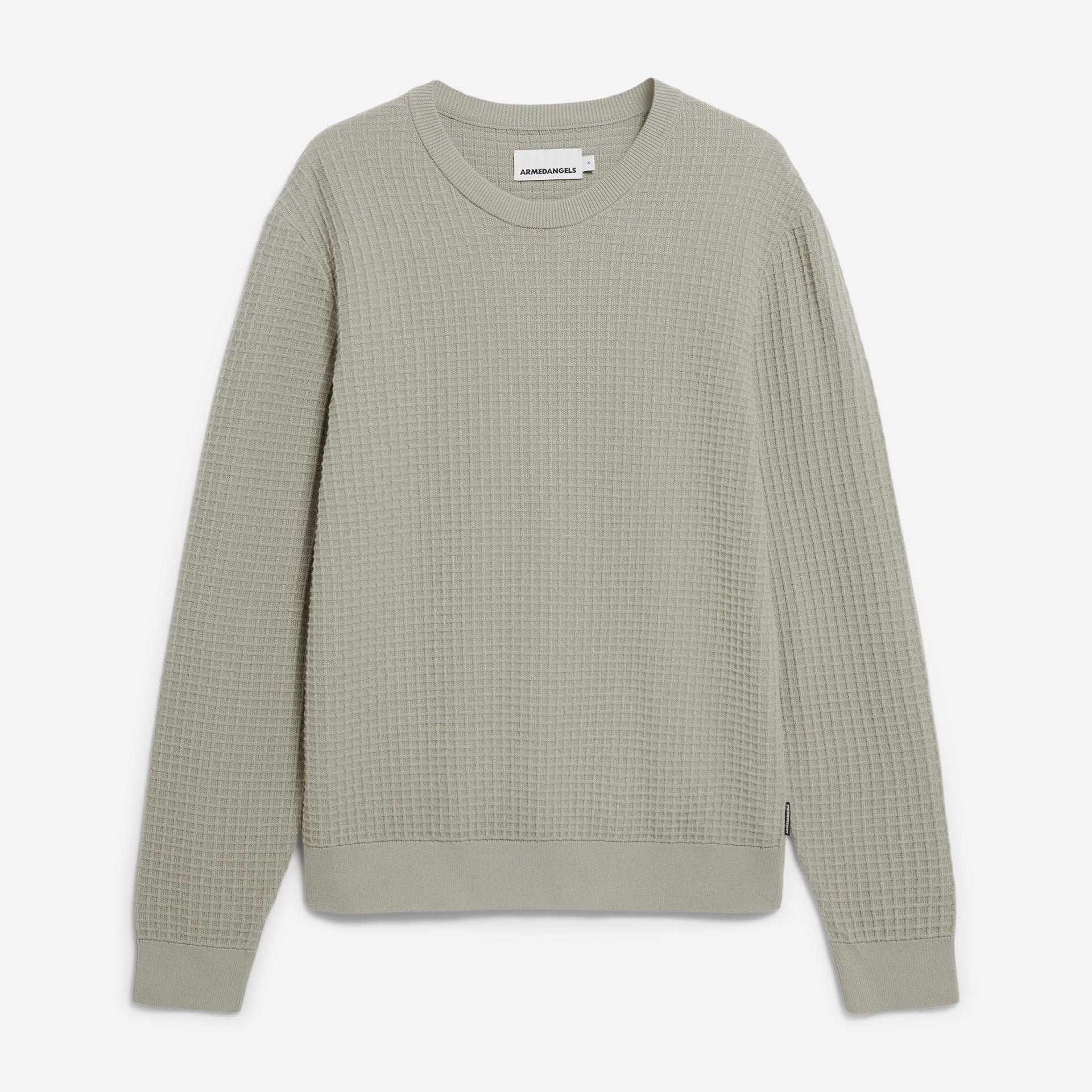 Hellgrauer, langärmeliger Pullover mit Rundhalsausschnitt und strukturiertem Waffelstrickmuster, flach auf weißem Grund.
