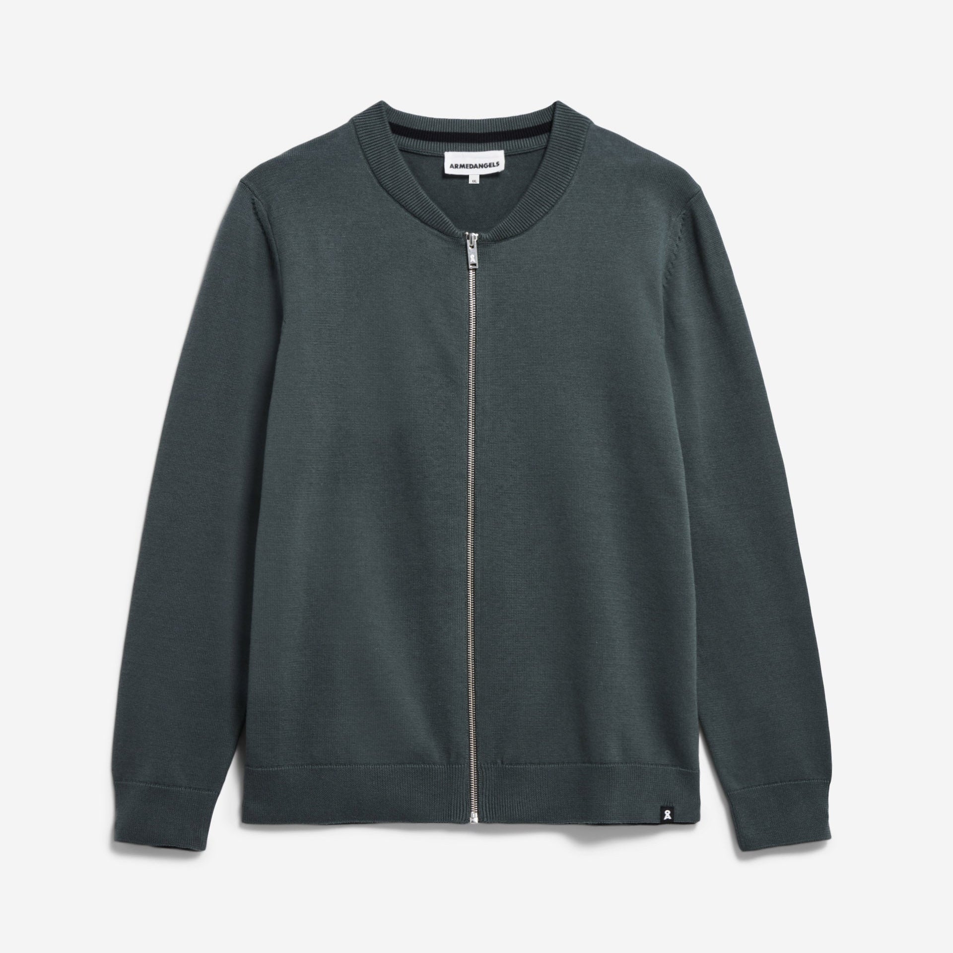 Dunkelgrüne Strickjacke mit Reißverschluss, langen Ärmeln, rundem Halsausschnitt und einem einfachen, minimalistischen Design auf weißem Hintergrund.