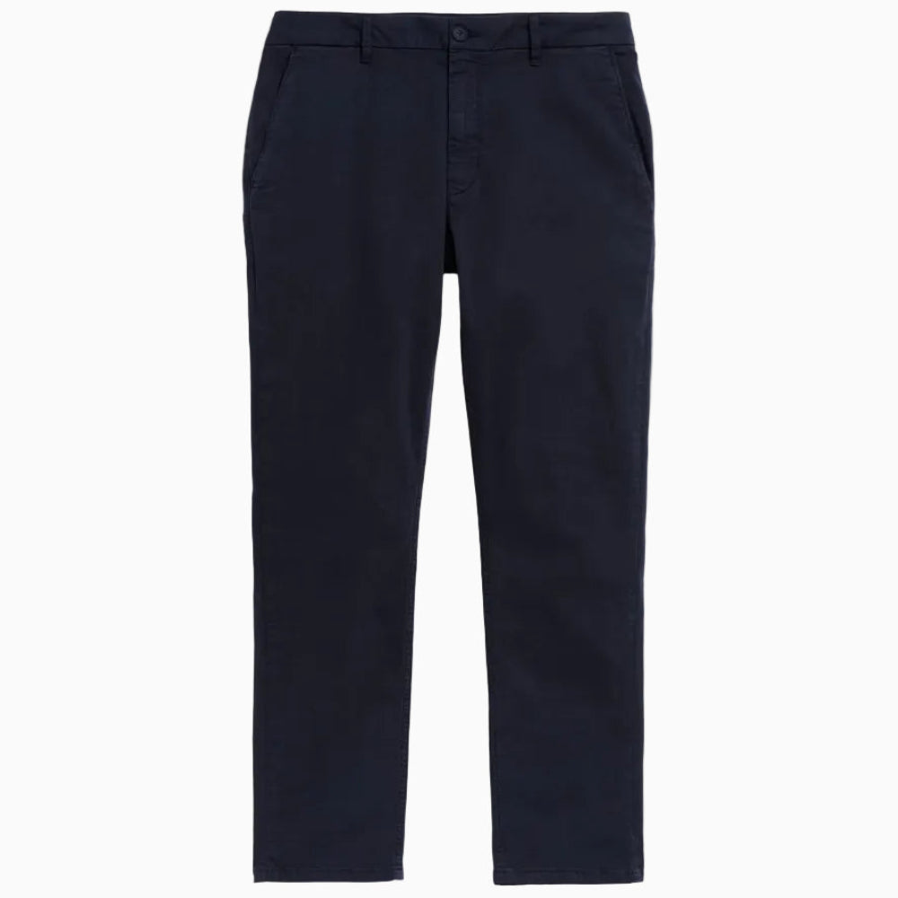 Marineblaue, gerade geschnittene Chinohose mit Seitentaschen, Gürtelschlaufen und Knopfverschluss, flach auf weißem Grund.