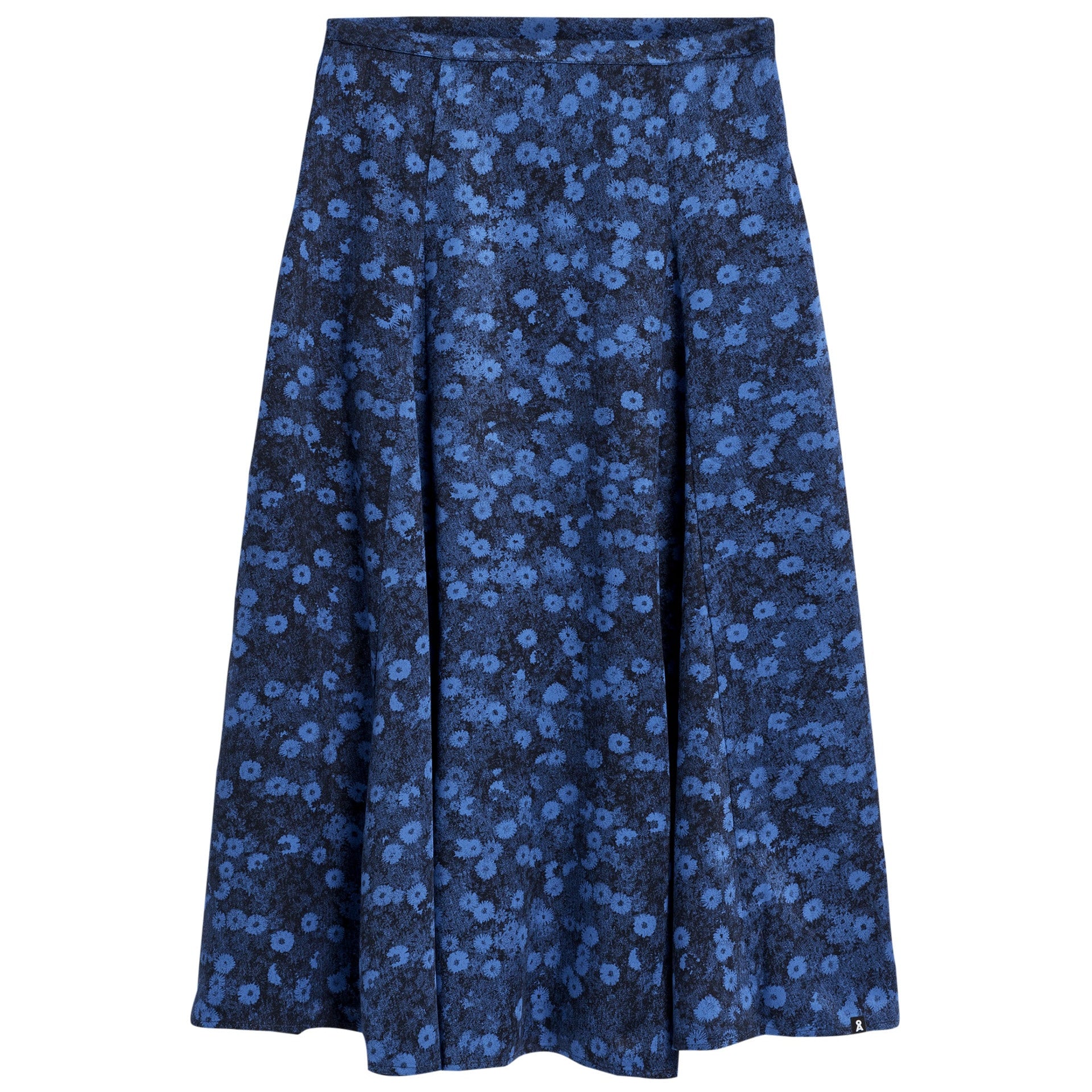 Blauer Rock mit floralem Muster aus kleinen, gleichmäßig verteilten Blumen.