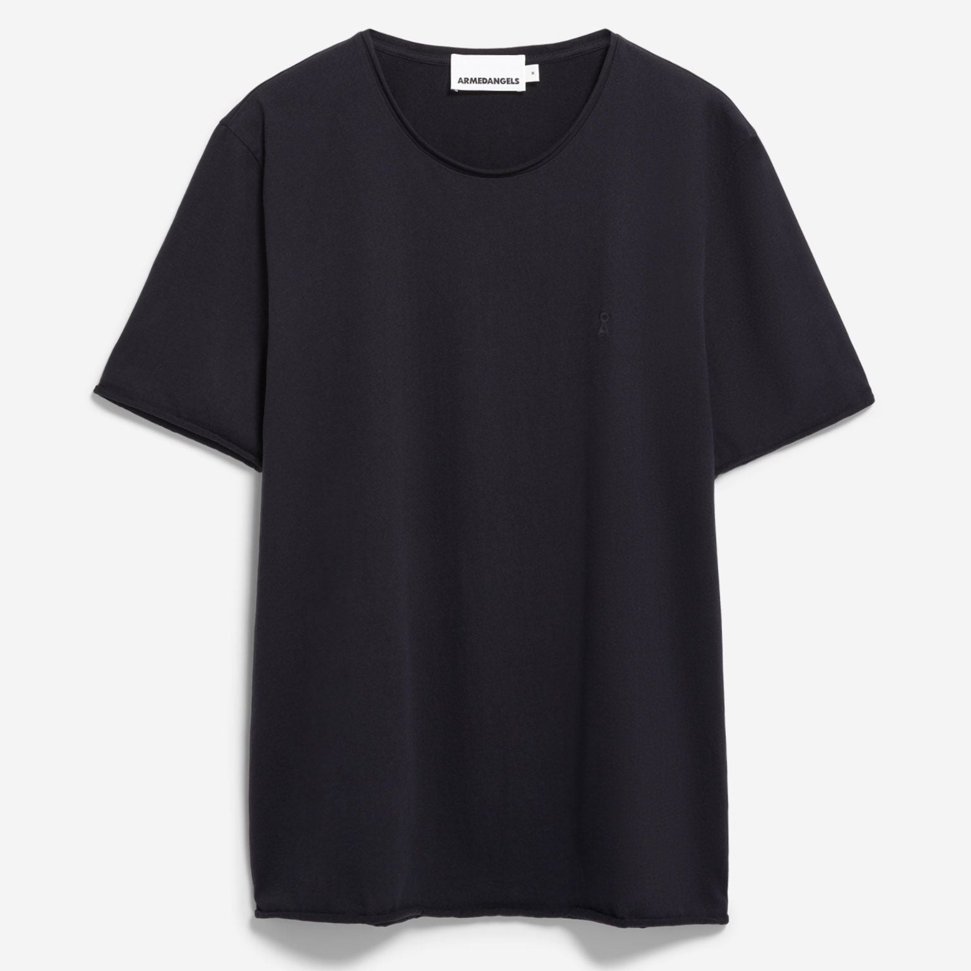 Ein schlichtes, schwarzes, kurzärmeliges T-Shirt mit Rundhalsausschnitt auf weißem Hintergrund.