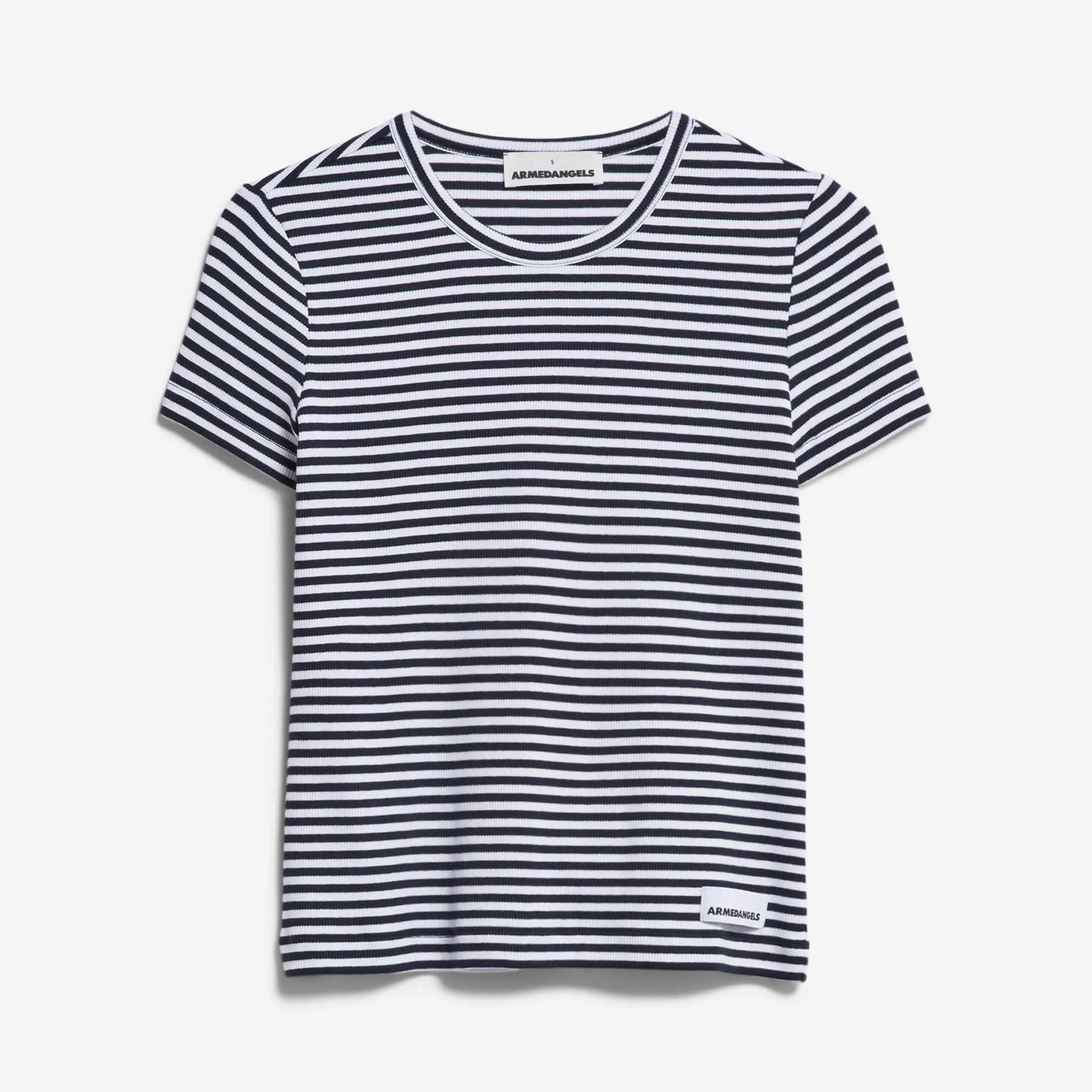 Gestreiftes T-Shirt in Schwarz-Weiß mit Rundhals und kurzen Ärmeln, hergestellt von Armedangels.