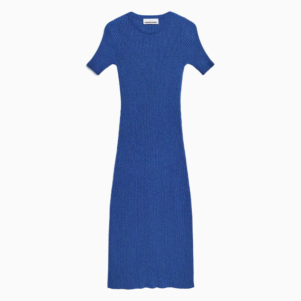 Kurzärmeliges, blaues Midikleid aus Rippenstrick mit rundem Ausschnitt, flach auf weißem Grund.