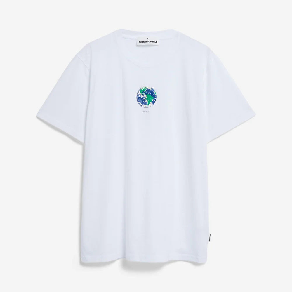 Ein schlichtes, weißes, kurzärmeliges T-Shirt mit einer kleinen, bunten Grafik der Erde und dem darunter aufgedruckten Wort "HOME", mittig auf der Brust.