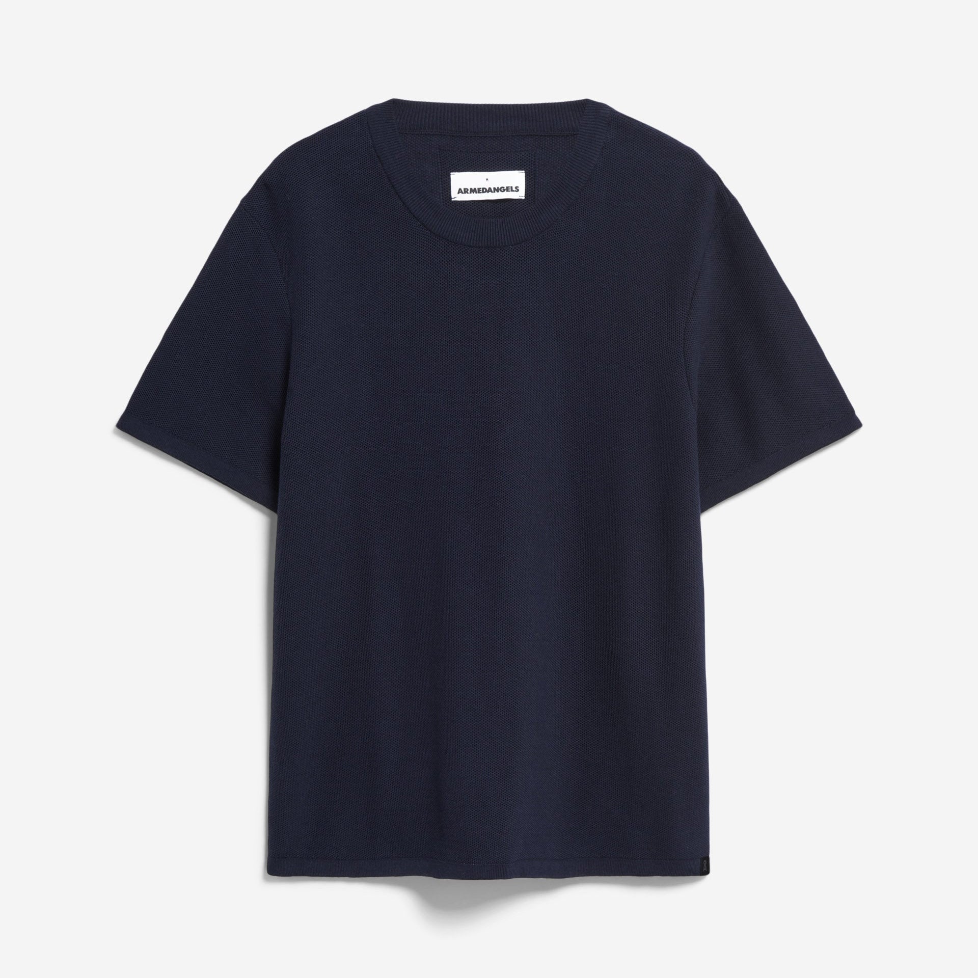 Dunkelblaues T-Shirt mit Rundhalsausschnitt, auf hellem Hintergrund, mit sichtbarem Innenetikett.