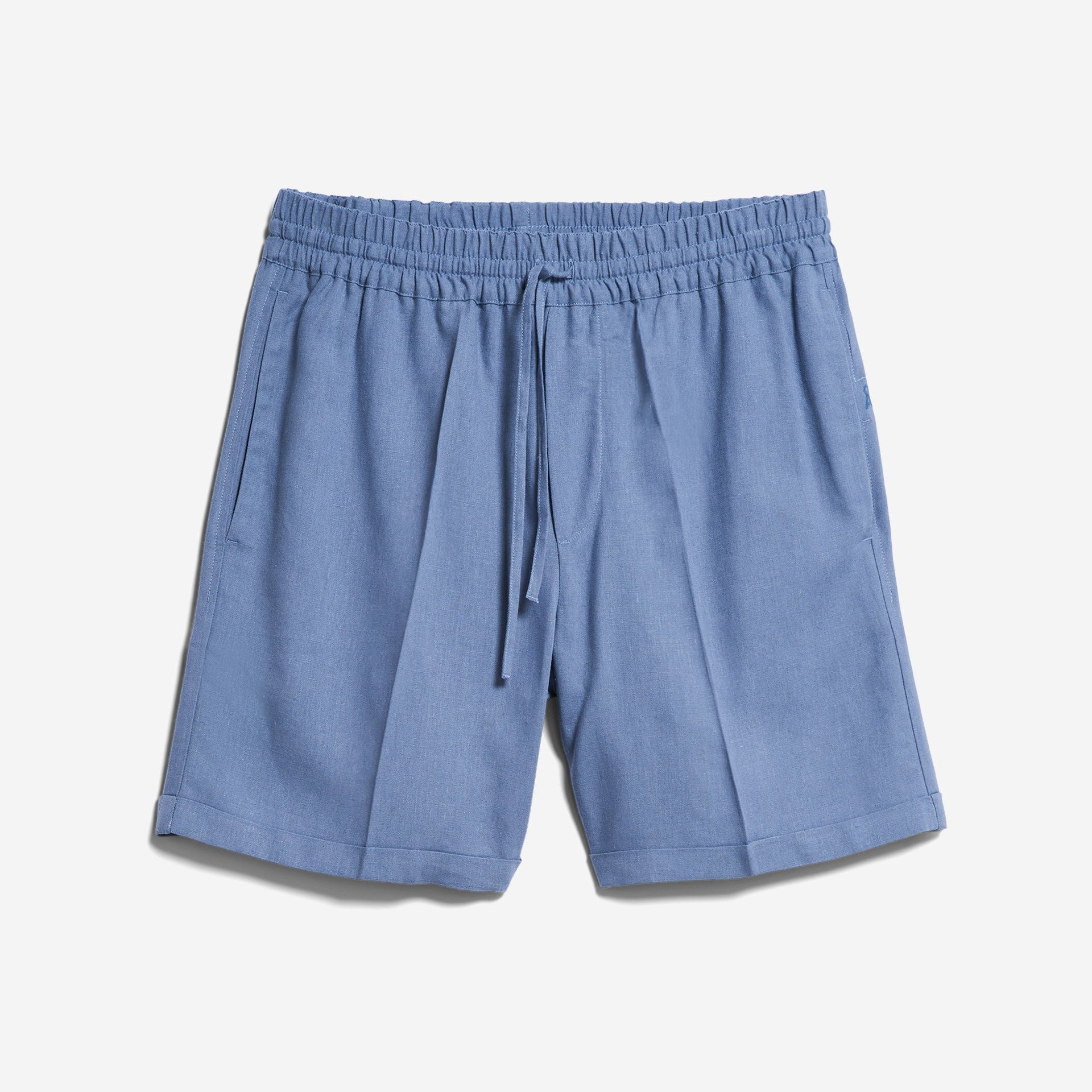 Blaue Herrenshorts mit elastischem Bund und Kordelzug, vor weißem Hintergrund.