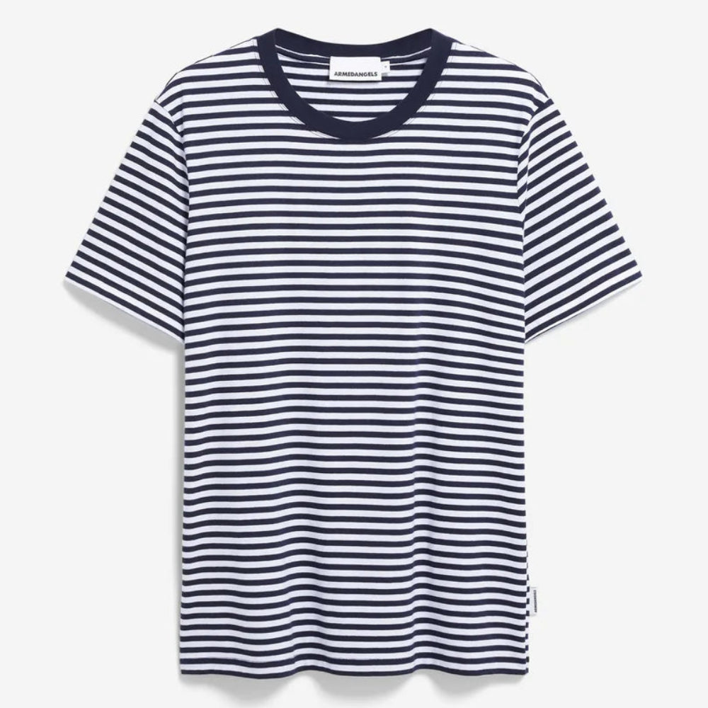 Ein kurzärmeliges T-Shirt mit marineblauen und weißen Querstreifen auf weißem Hintergrund.