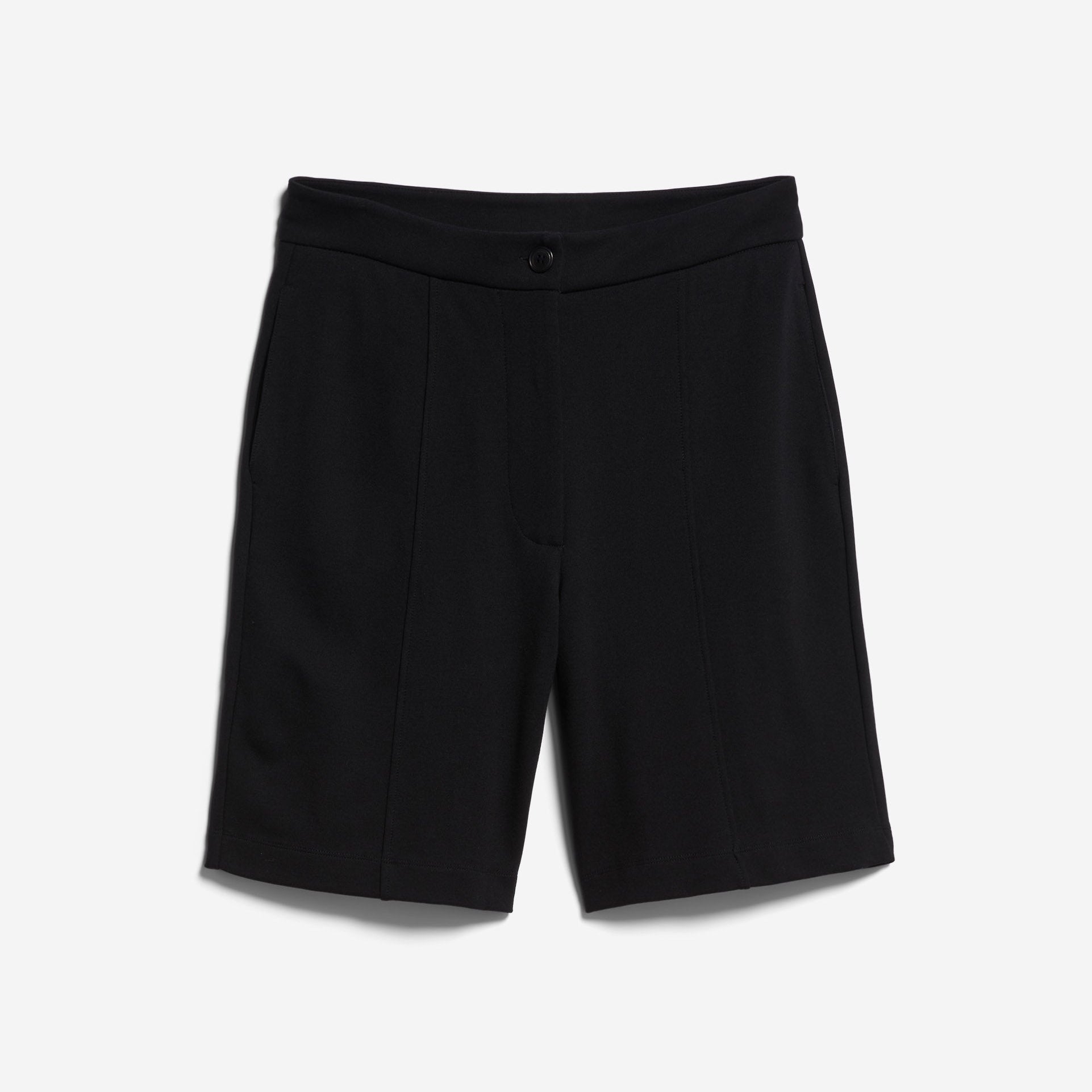 Schwarze Shorts mit Knopfverschluss und geradem Schnitt auf weißem Hintergrund.