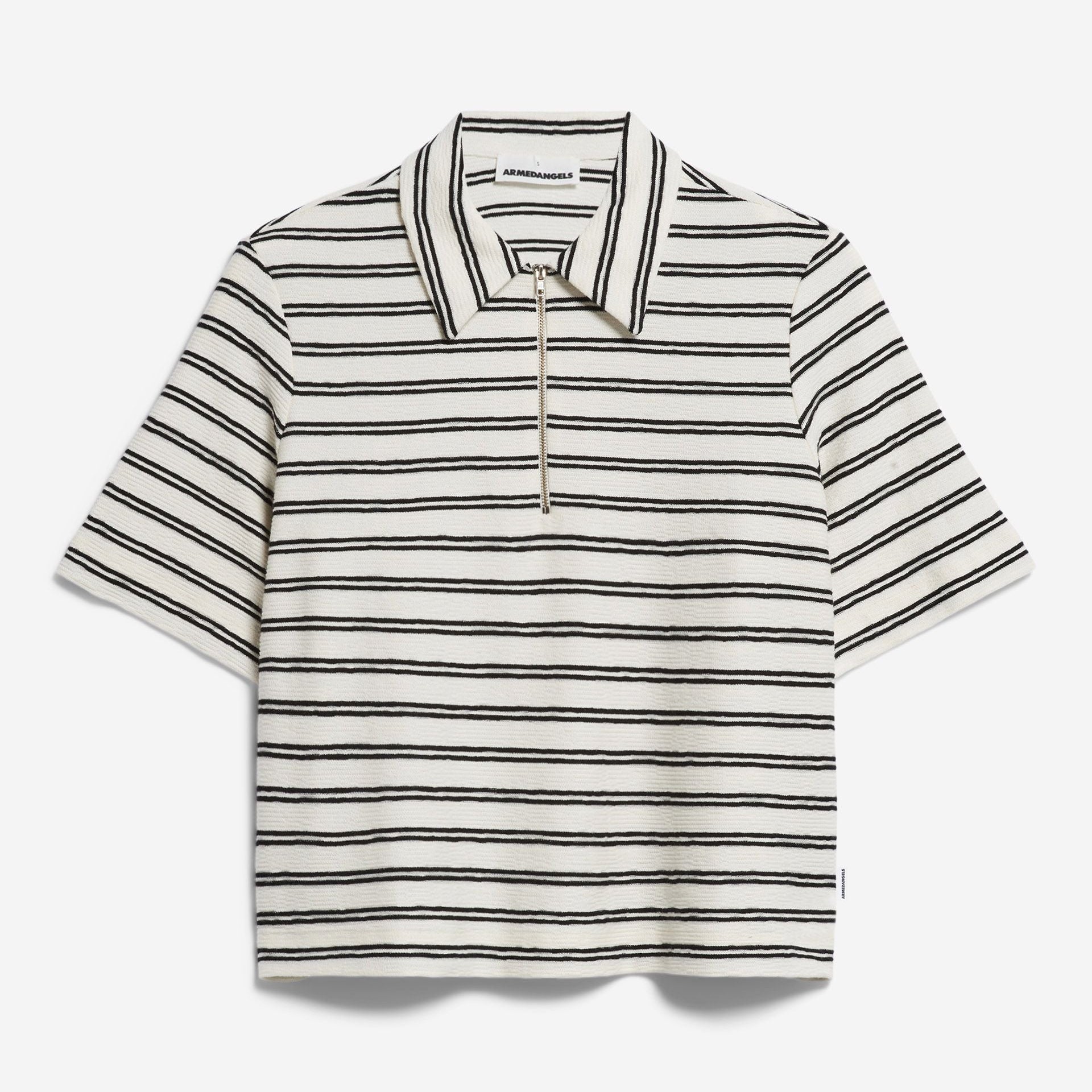 Ein gestreiftes Hemd mit einem Reißverschluss.