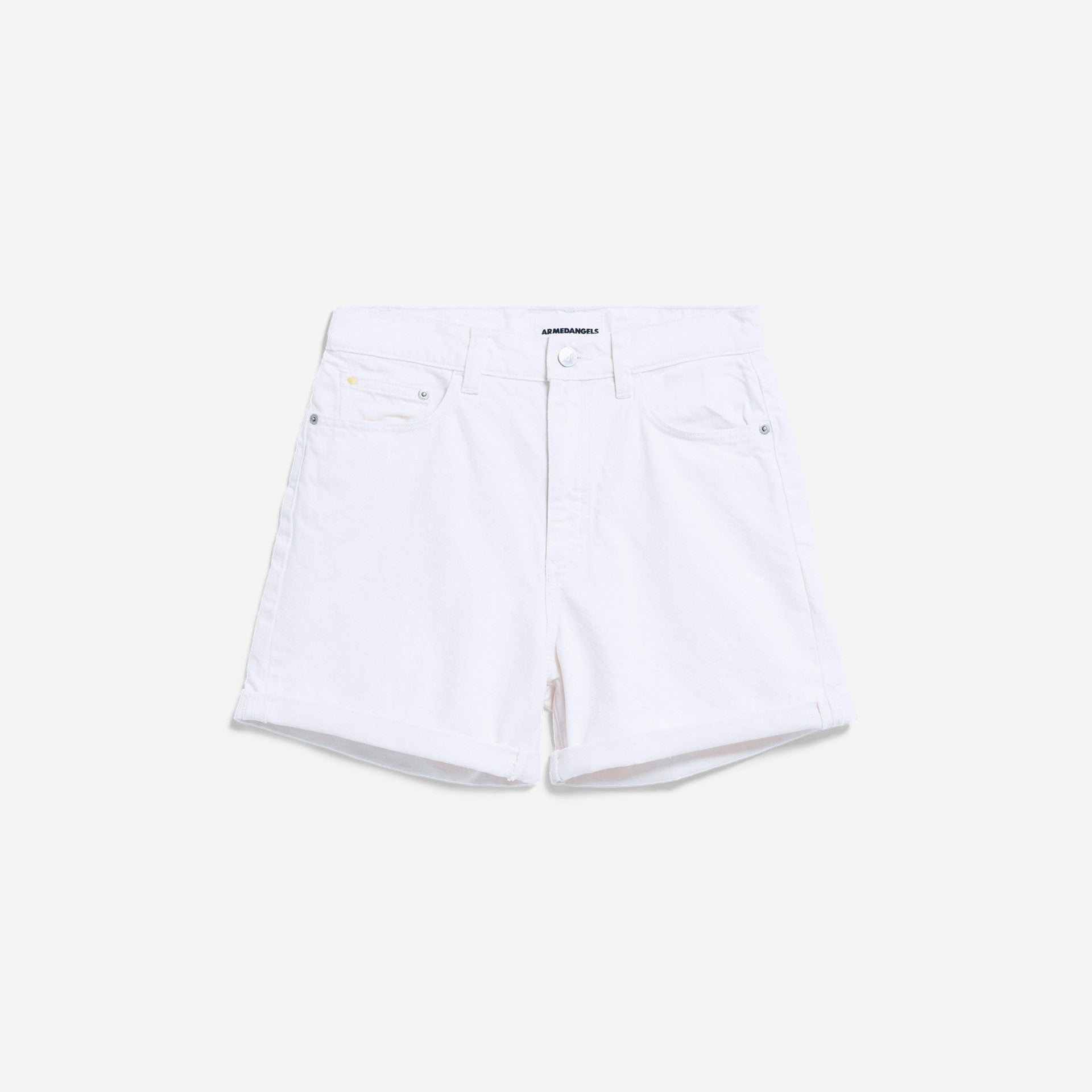 Weiße Jeansshorts vor weißem Hintergrund, mit fünf Taschen und einem Knopfverschluss oben.