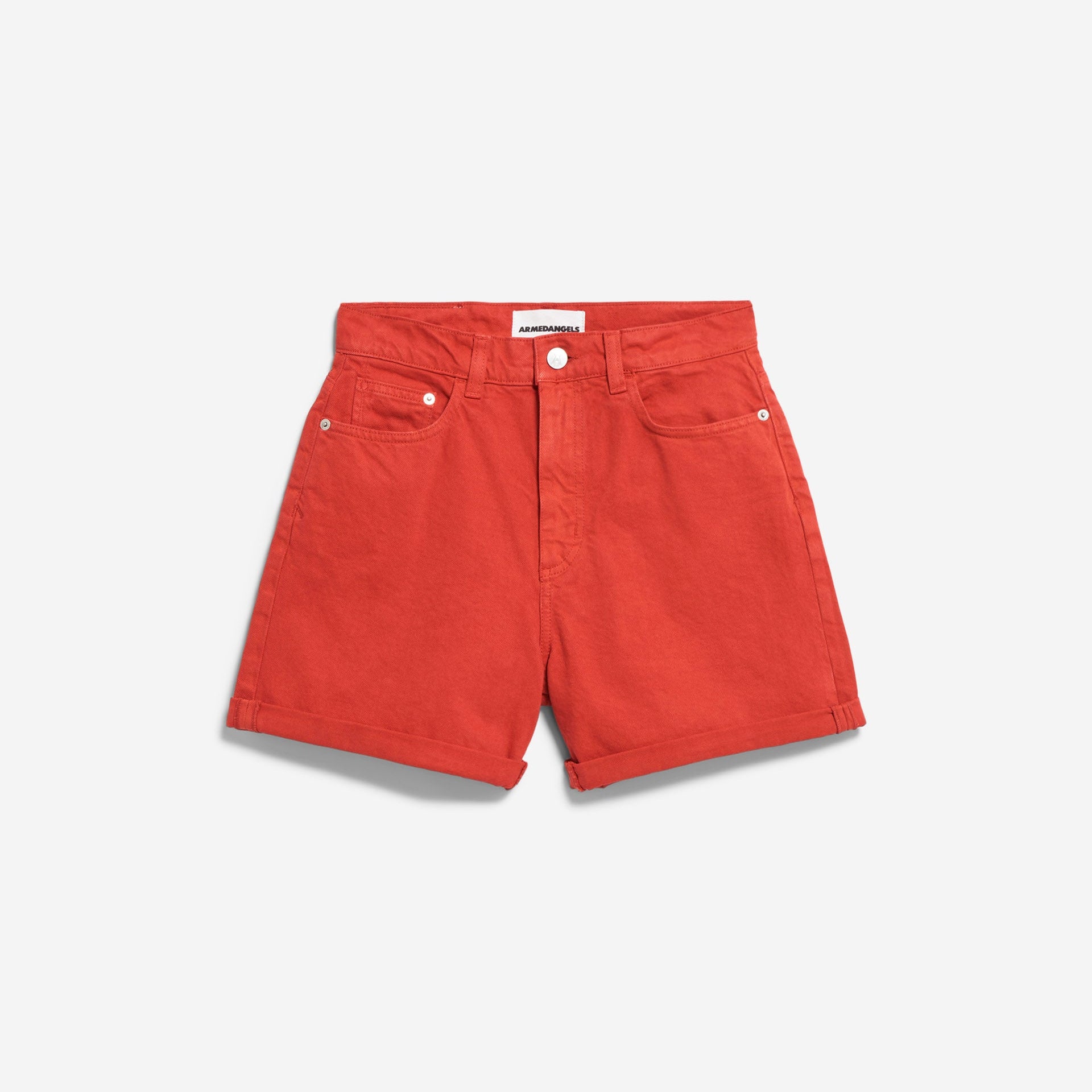 Rote Jeansshorts mit aufgerolltem Saum, fünf Taschen und Knopfverschluss, auf weißem Hintergrund.