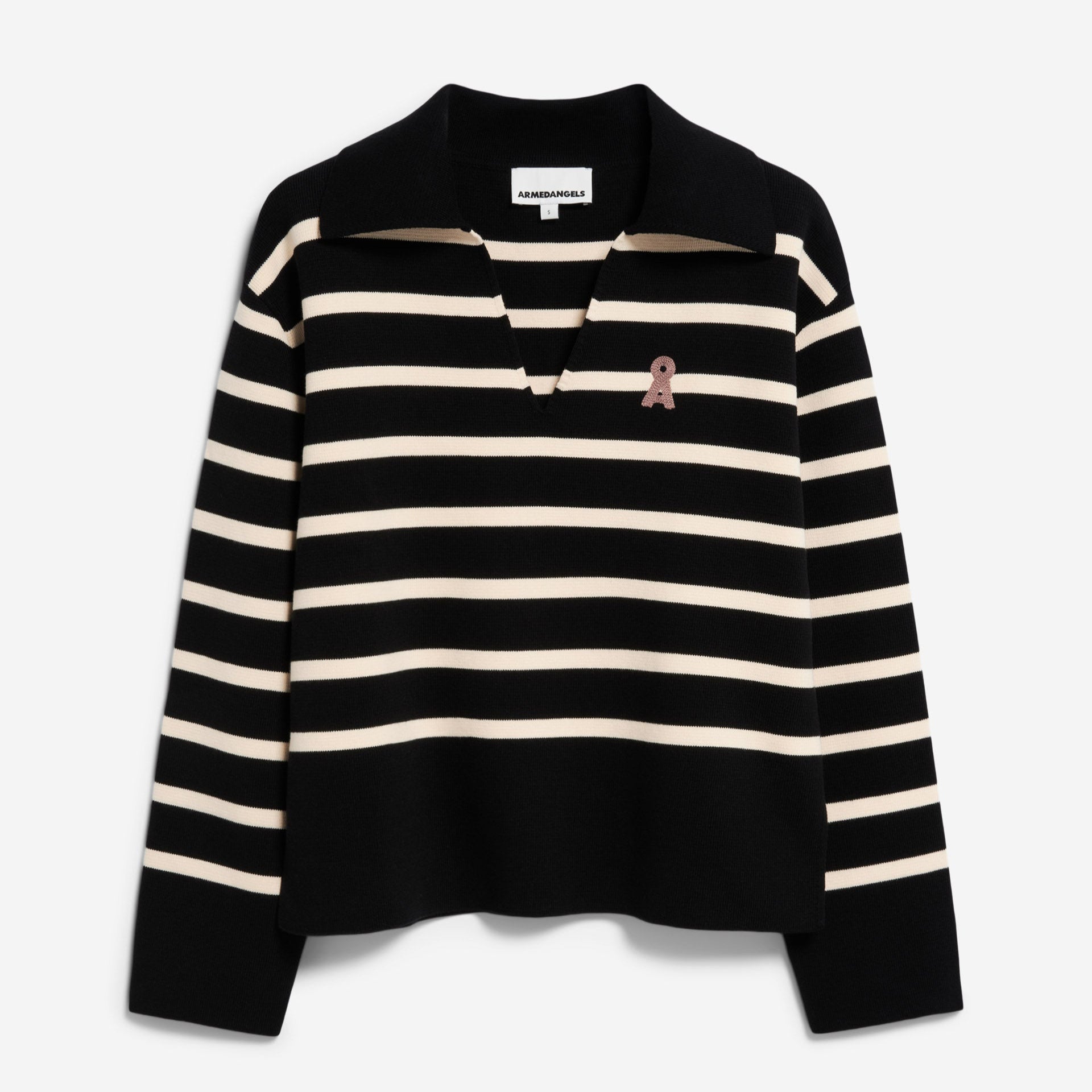 Langärmeliger, schwarz-weiß gestreifter Pullover mit Kragen und dezentem V-Ausschnitt. Auf der linken Brust befindet sich ein kleiner rosa Schleifenaufnäher.