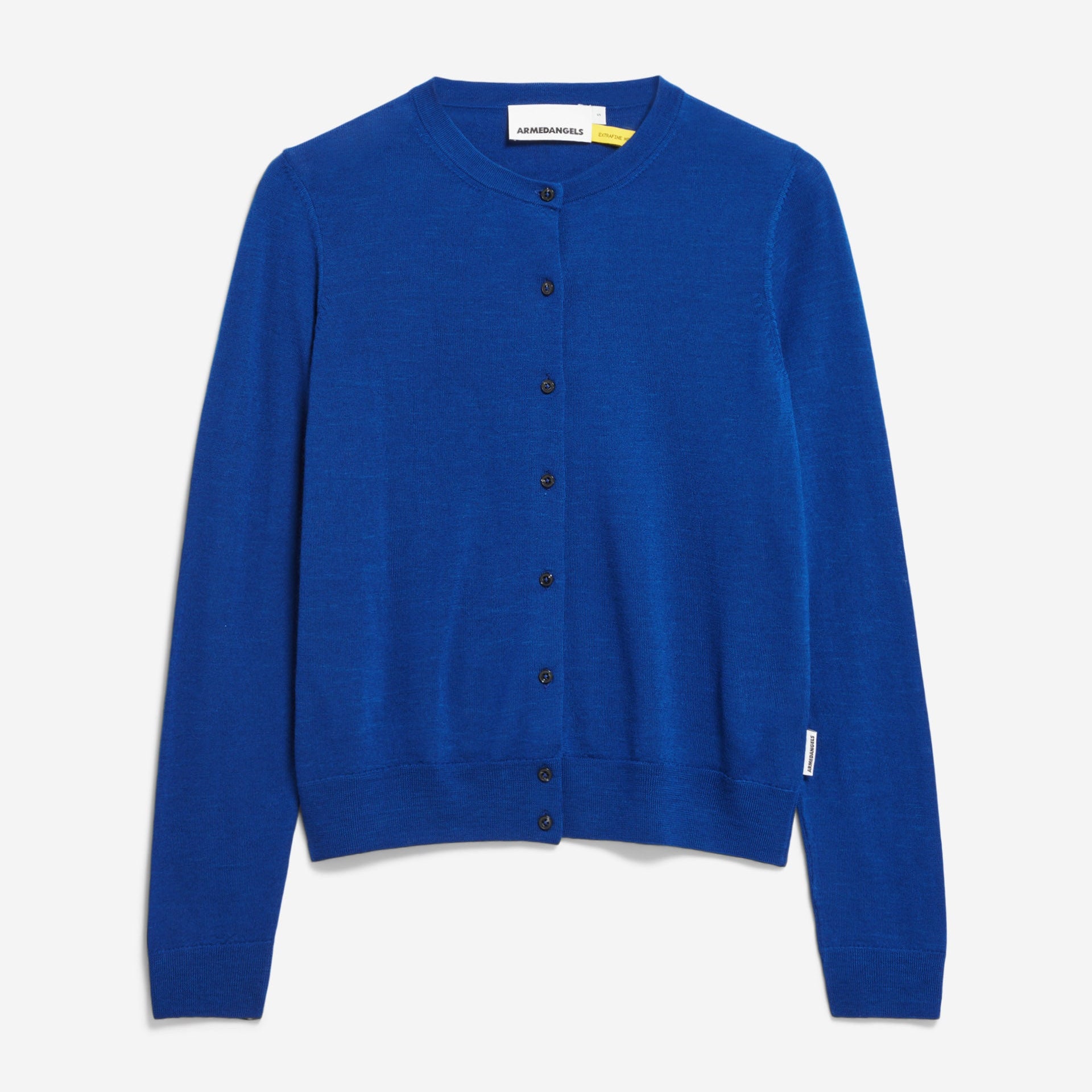 Eine königsblaue, langärmelige Strickjacke zum Aufknöpfen mit rundem Halsausschnitt, schwarzen Knöpfen und einem kleinen weißen Etikett auf der linken Seite in der Nähe des unteren Saums, flach auf weißem Hintergrund.