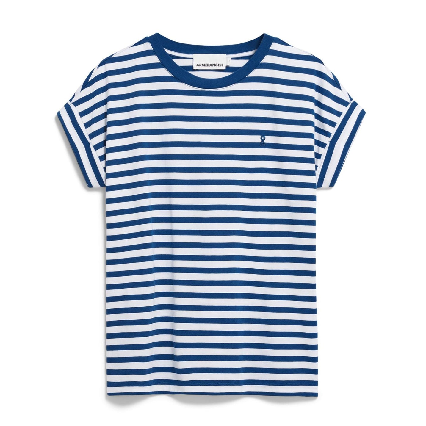 Ein kurzärmeliges T-Shirt mit horizontalen blauen und weißen Streifen, blauem Rippenkragen und Ärmelbündchen sowie einem kleinen gestickten Logo auf der linken Brust.