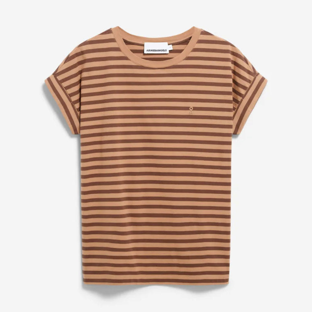 Ein kurzärmeliges T-Shirt mit braunen und hellbraunen Querstreifen, gerollten Bündchen und einem kleinen gestickten Logo auf der linken Brust auf weißem Hintergrund.