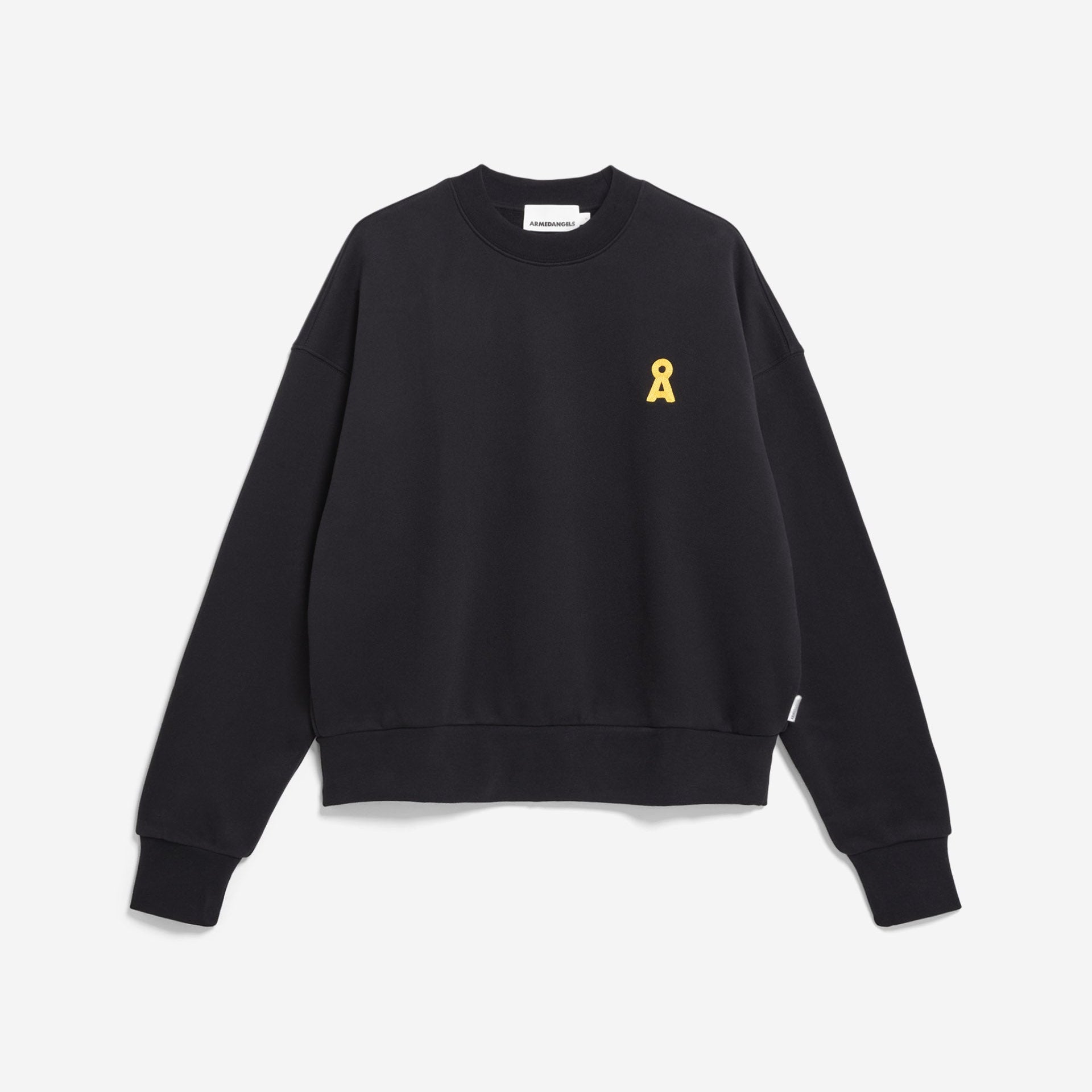 Ein schwarzes Sweatshirt mit Rundhalsausschnitt auf weißem Hintergrund, mit einem kleinen gelben Band-Emblem auf der linken Brust.