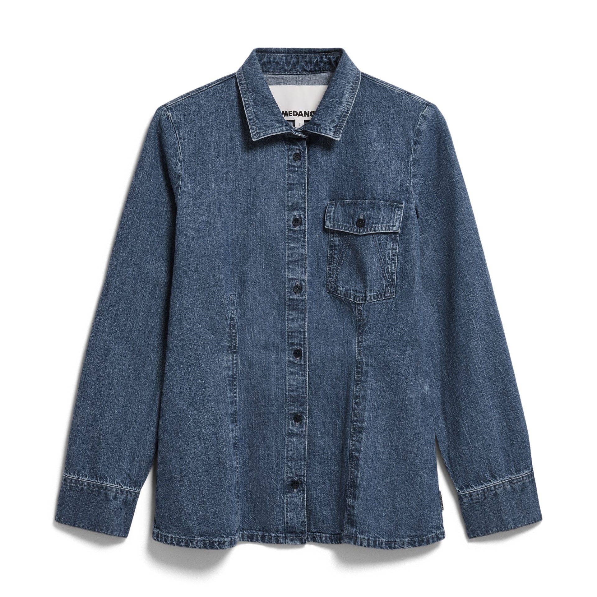 Ein langärmeliges blaues Jeanshemd mit Kragen, Knöpfen vorne und einer einzigen Brusttasche auf der linken Seite.