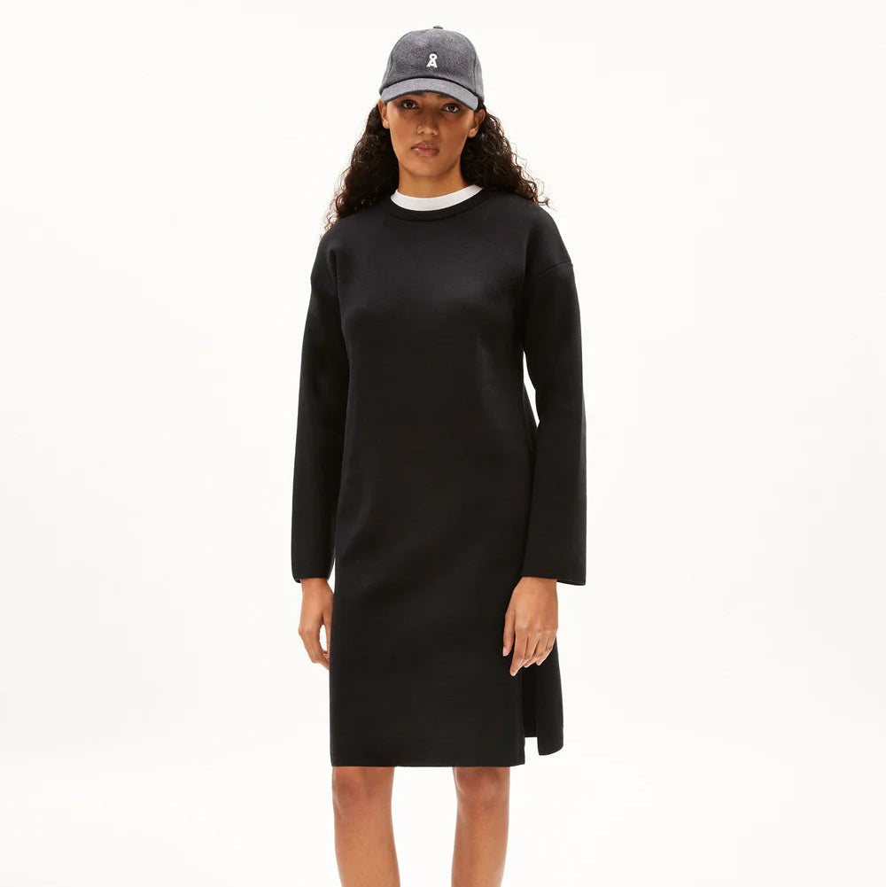 Eine Frau in einem schwarzen Kleid.