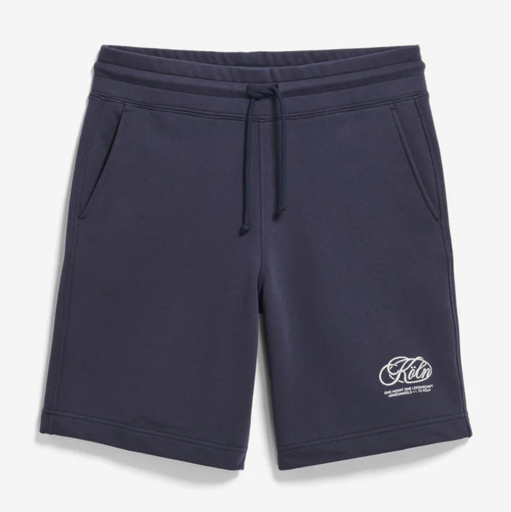 Marineblaue Shorts mit Kordelzug, Seitentaschen und einem kleinen weißen grafischen Logo auf dem linken Bein, das auf einem einfarbig weißen Hintergrund abgebildet ist.