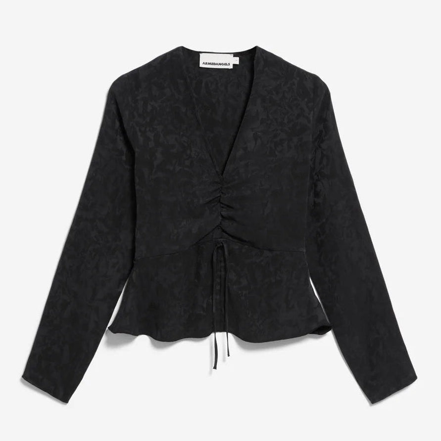 Schwarze, langärmelige Bluse mit dezenter Blumenstruktur, V-Ausschnitt, Rüschen in der Mitte mit verstellbaren Kordeln und leicht ausgestelltem Saum. Auf dem Etikett im Nacken steht AMBUSHABLE.