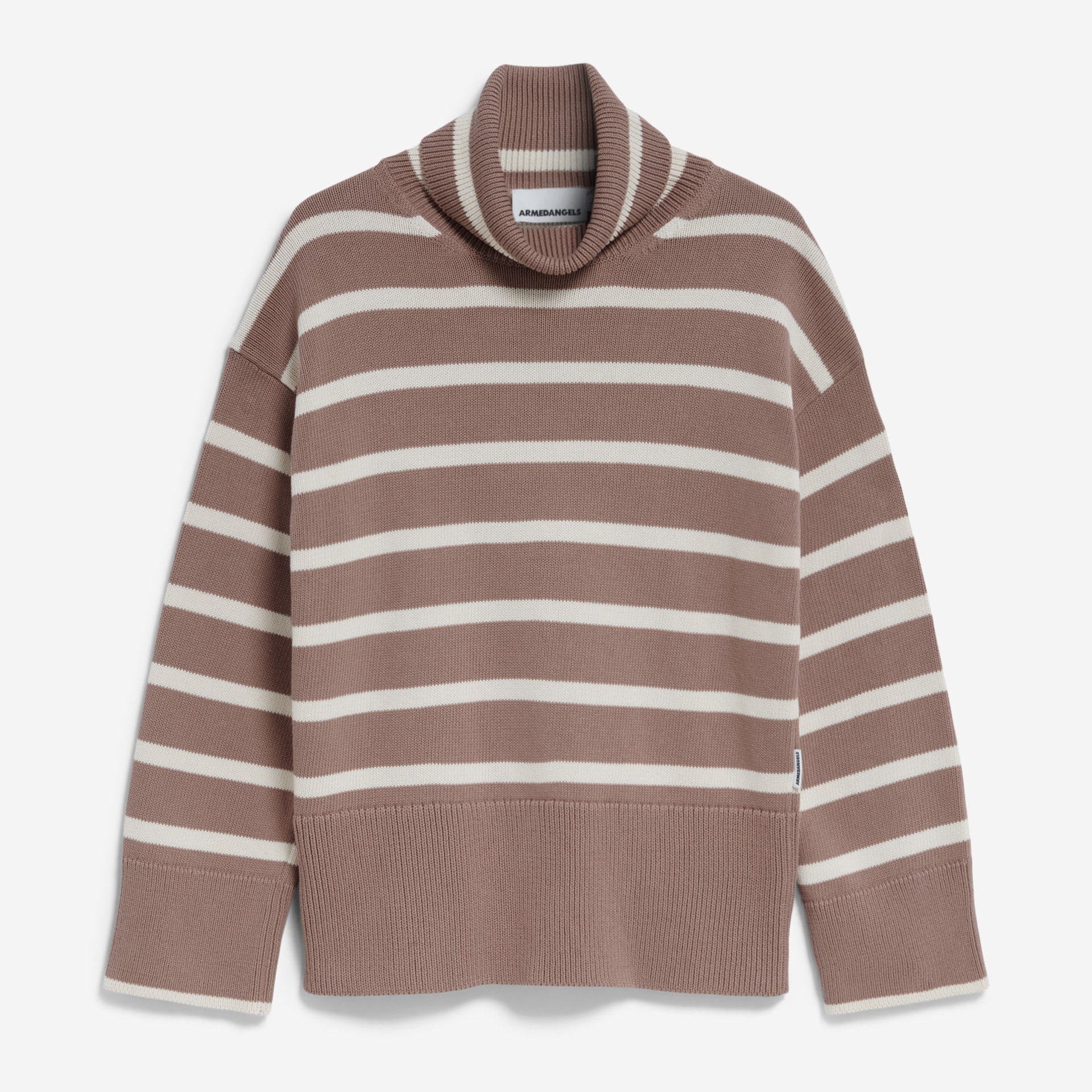 Brauner langärmeliger Pullover mit horizontalen weißen Streifen, mit lockerem Rollkragen und gerippten Bündchen und Saum, flach auf weißem Grund.