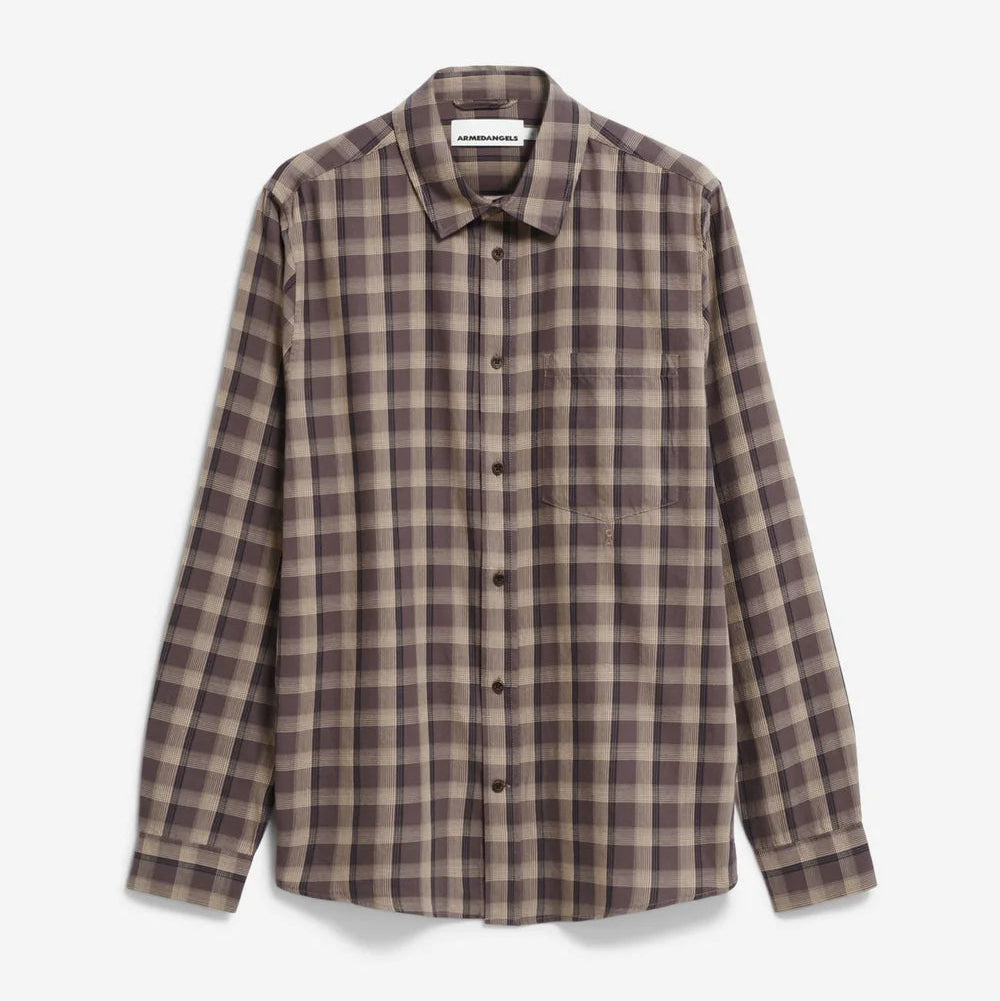 Langärmeliges Hemd zum Knöpfen mit braun-beigefarbenem Karomuster, einer Brusttasche und klassischem Kragen auf weißem Grund.