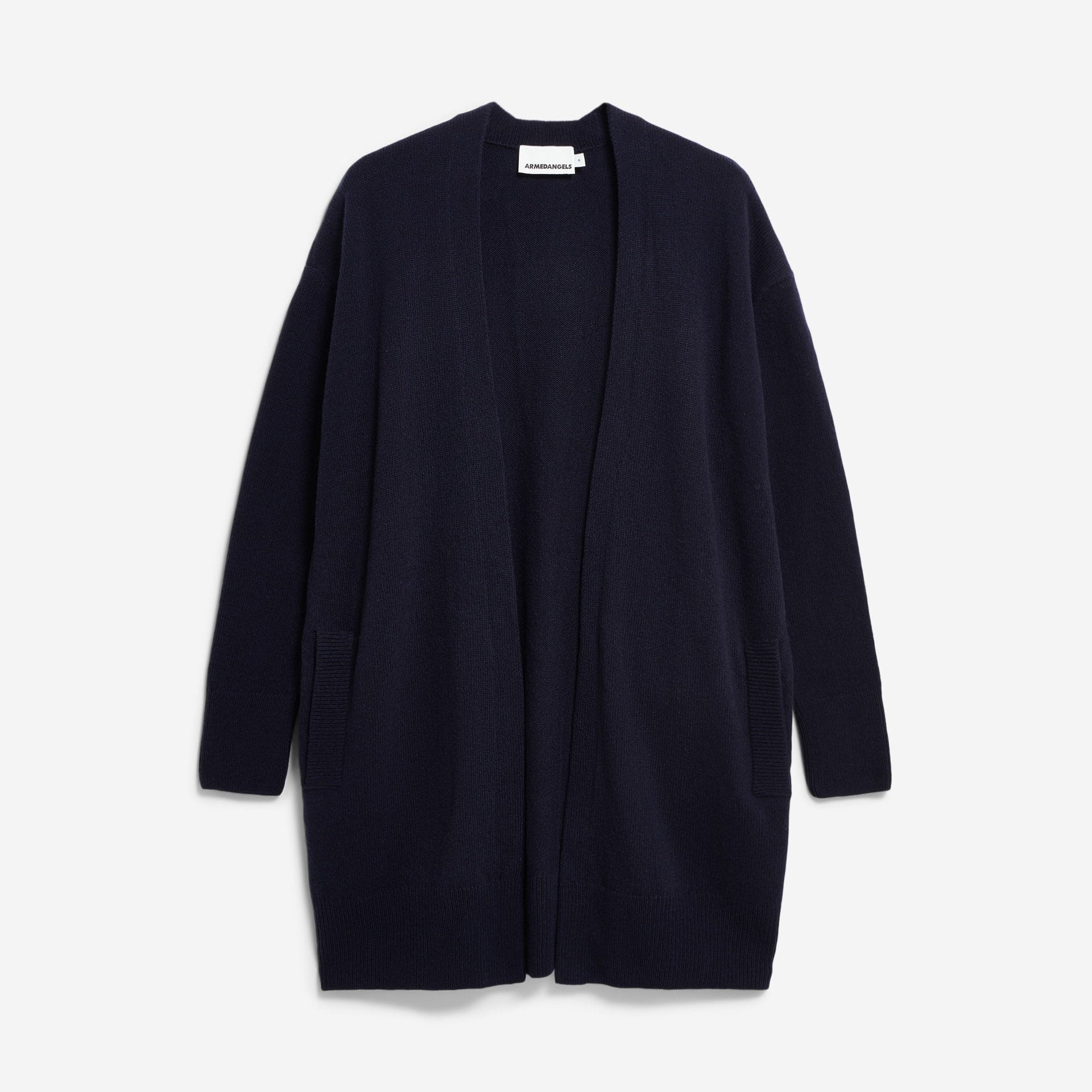Dunkelblauer, offener Cardigan aus Strickstoff mit langen Ärmeln und Seitentaschen auf weißem Hintergrund.