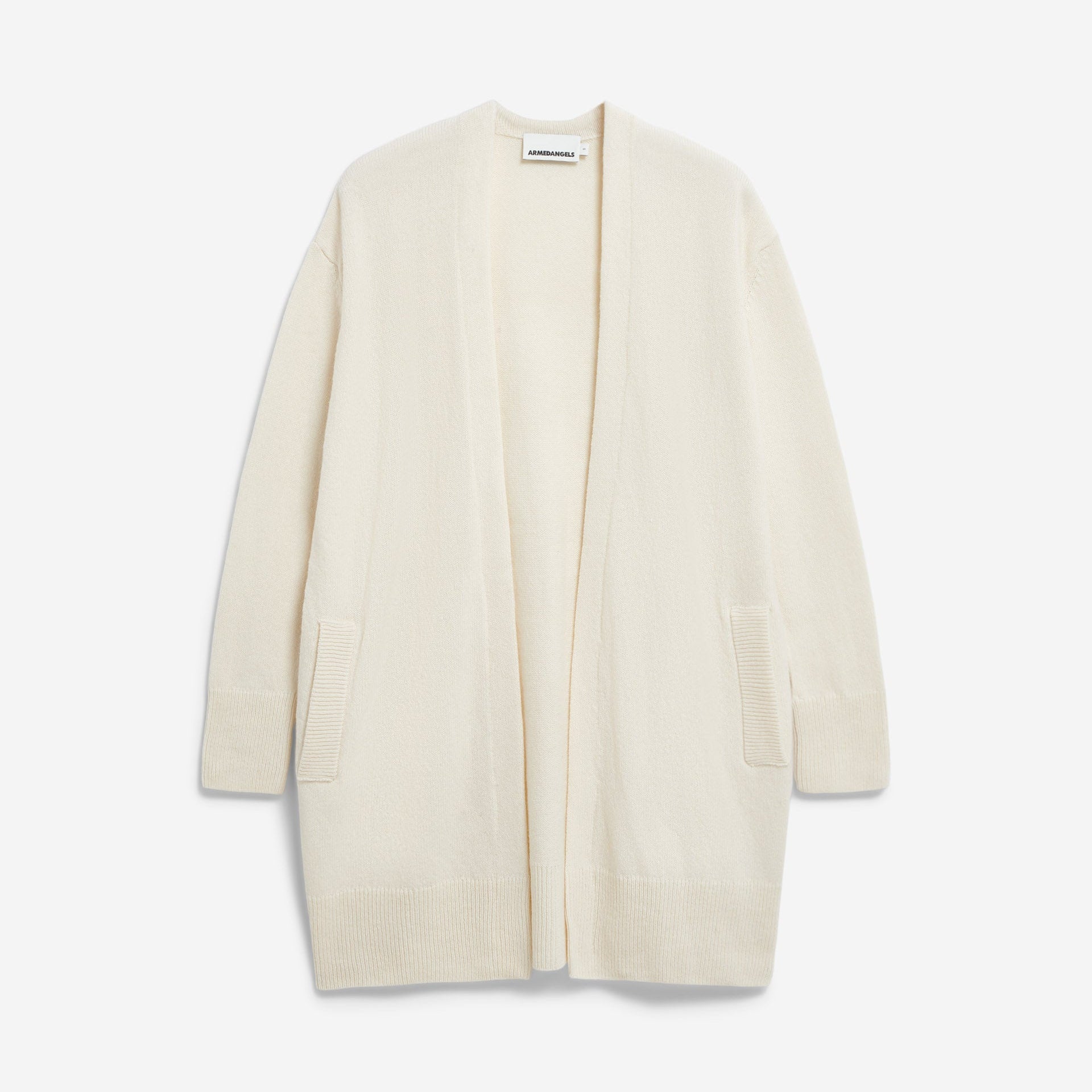 Cremefarbener Strick-Cardigan mit offenen Vorderseiten und zwei Taschen auf weißem Hintergrund.