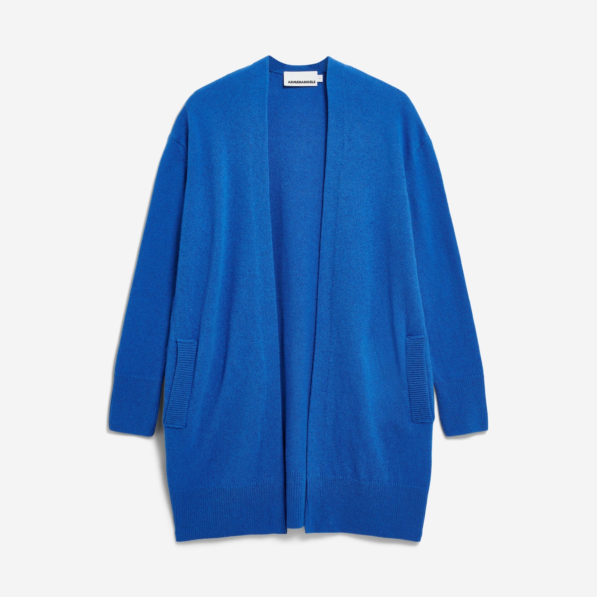 Blaue offene Strickjacke mit langen Ärmeln und Taschen, vor einem weißen Hintergrund.