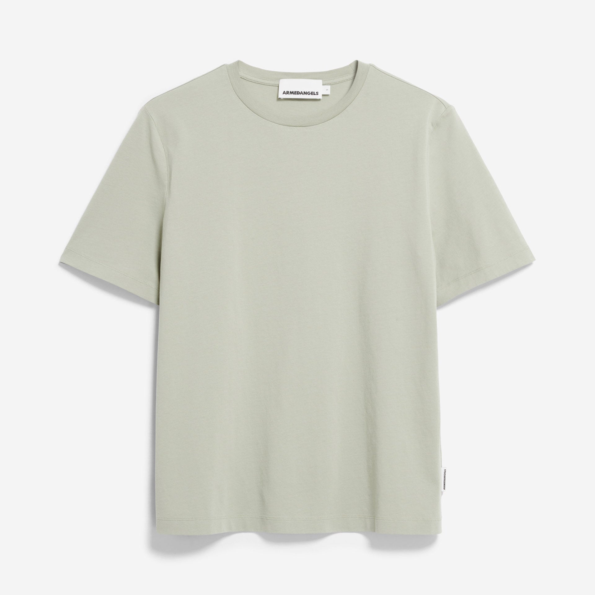Ein unifarbenes, hellgrau-grünes, kurzärmeliges T-Shirt wird vor einem weißen Hintergrund gezeigt. Das Shirt hat einen Rundhalsausschnitt und ein kleines Etikett am Kragen.