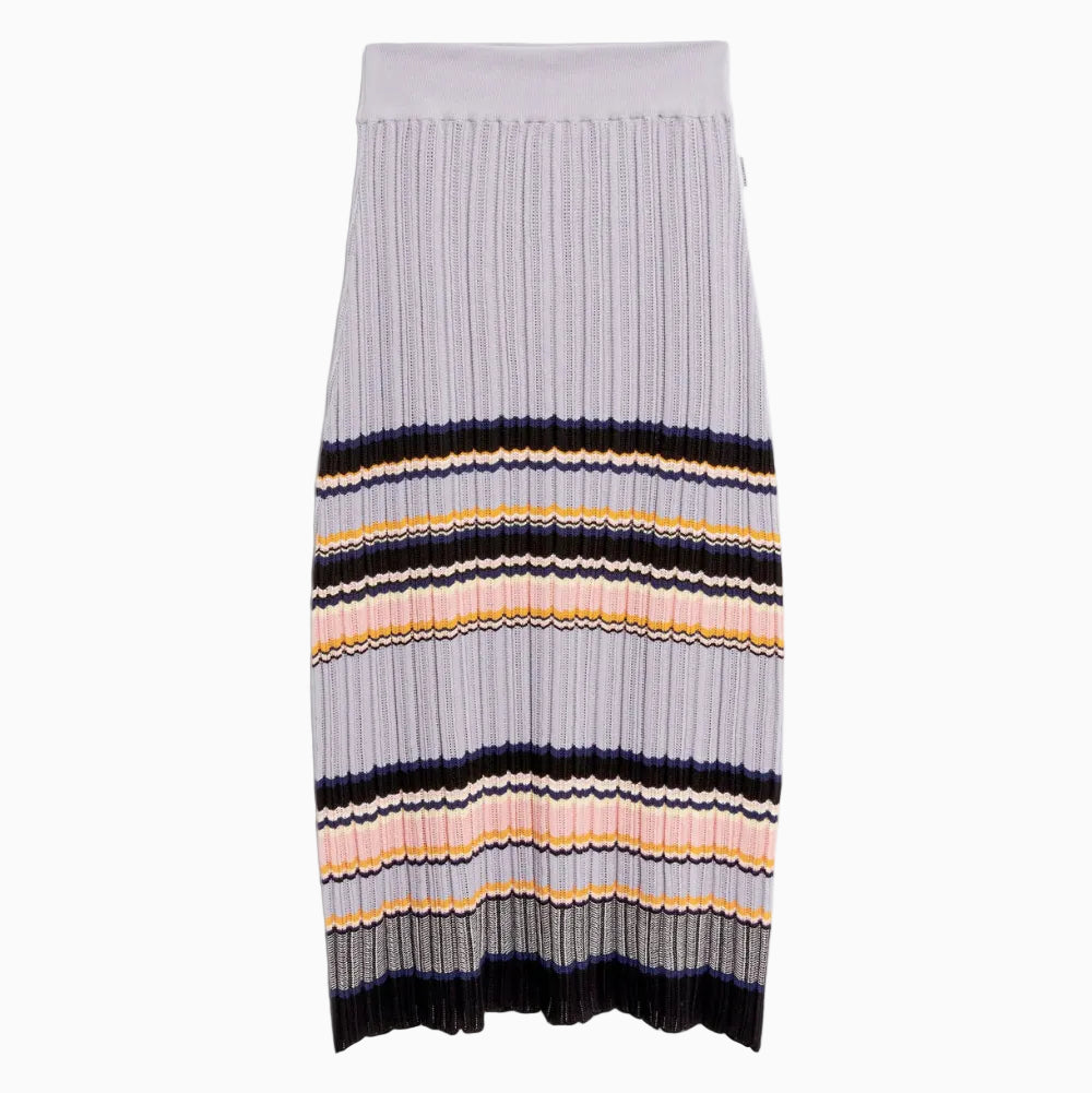 Ein Rippenstrickrock in Hellgrau mit horizontalen Streifen in Schwarz, Gelb, Rosa und Hellbraun. Der Rock hat eine taillierte, knielange Silhouette und einen geschwungenen Saum.
