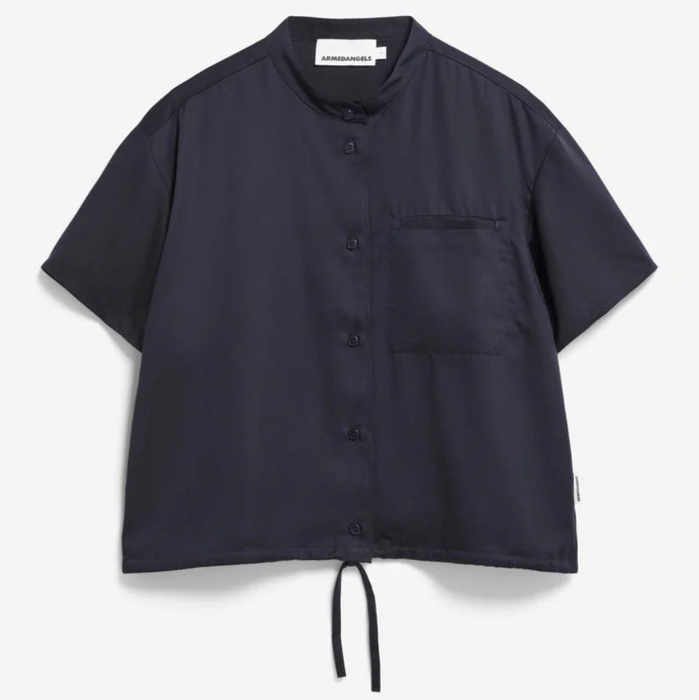 Ein kurzärmeliges, dunkelblaues Button-up-Hemd mit Mandarinenkragen, einer Brusttasche und einem Kordelzug in der Taille auf weißem Hintergrund.