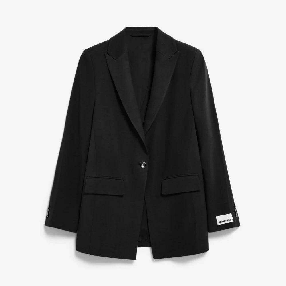 Schwarzer einreihiger Blazer mit gekerbtem Revers, zwei Klappentaschen vorne und einem weißen Etikett am linken Ärmelaufschlag, das sich vor einem schlichten weißen Hintergrund abzeichnet.