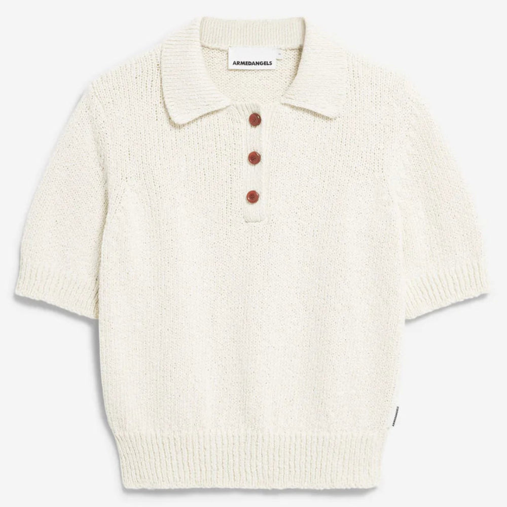 Ein cremefarbener, kurzärmeliger Strickpullover mit Kragen und vier braunen Knöpfen an der vorderen Knopfleiste, dargestellt auf weißem Hintergrund.