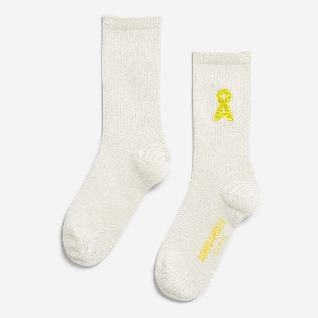 Ein Paar weiße Socken mit gelbem Text und einem gelben abstrakten Symbol am Knöchel, flach auf weißem Hintergrund.