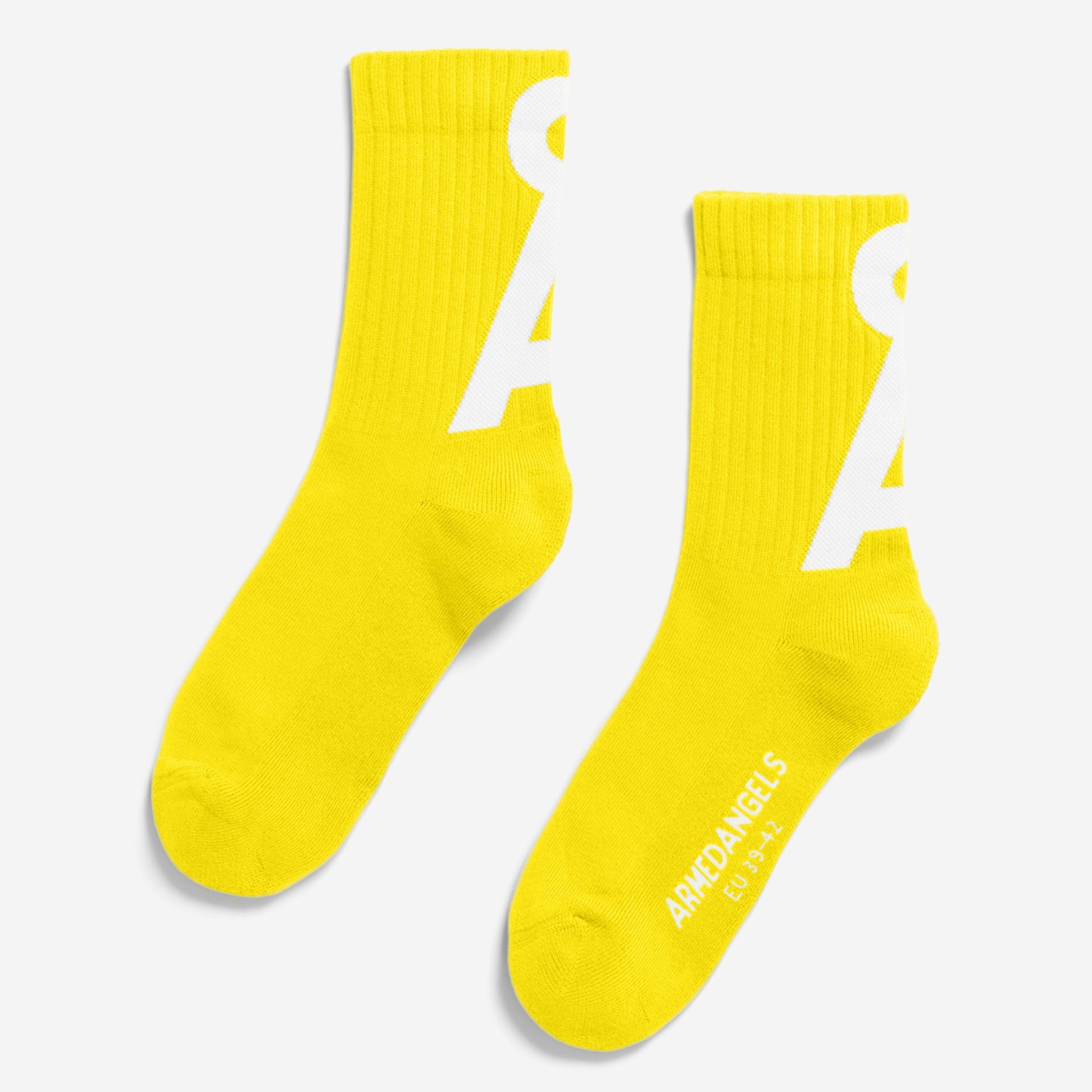 Leuchtend gelbe Socken mit einem großen weißen Buchstaben A auf der Seite und dem Aufdruck ARKKEDANGELS EU 39-42 in Weiß auf der Sohle, auf einem schlichten hellen Hintergrund.