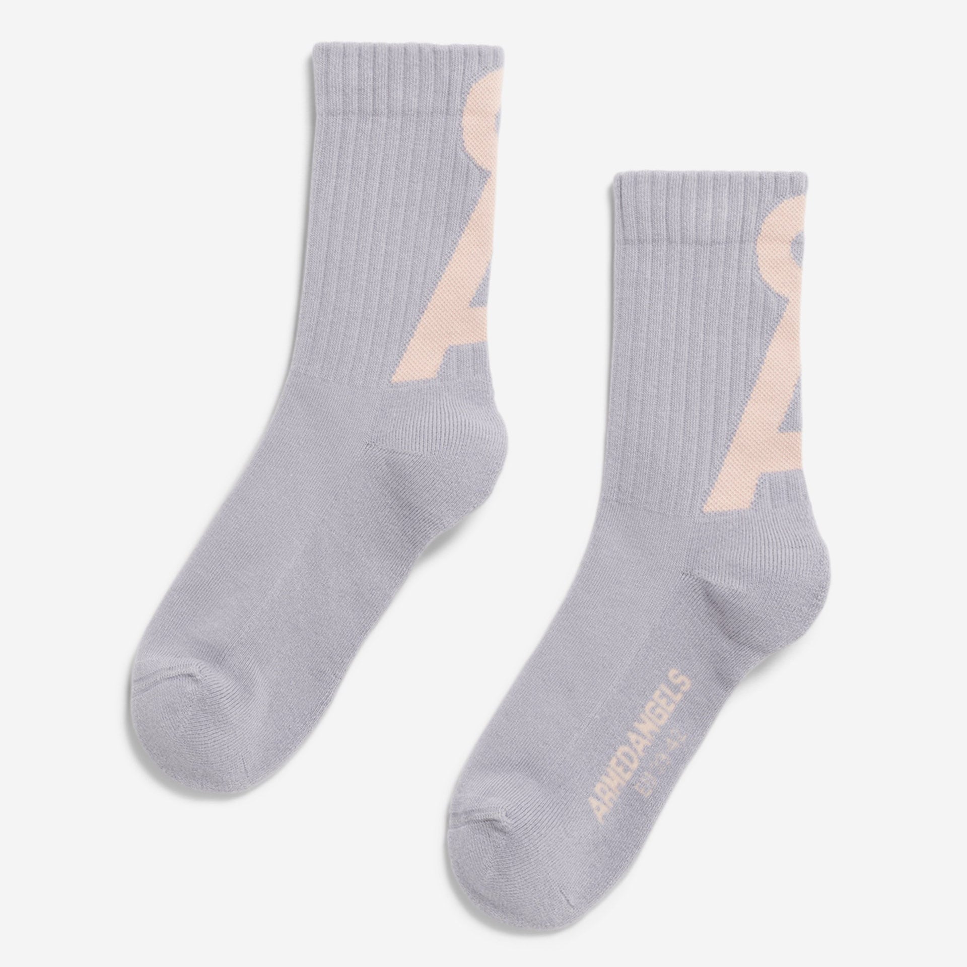 Ein Paar hellviolette Socken mit einem großen, hellrosa Buchstaben A auf der Seite und dem Markennamen ANDIANGELS in der Nähe der Spitze auf einer Socke.