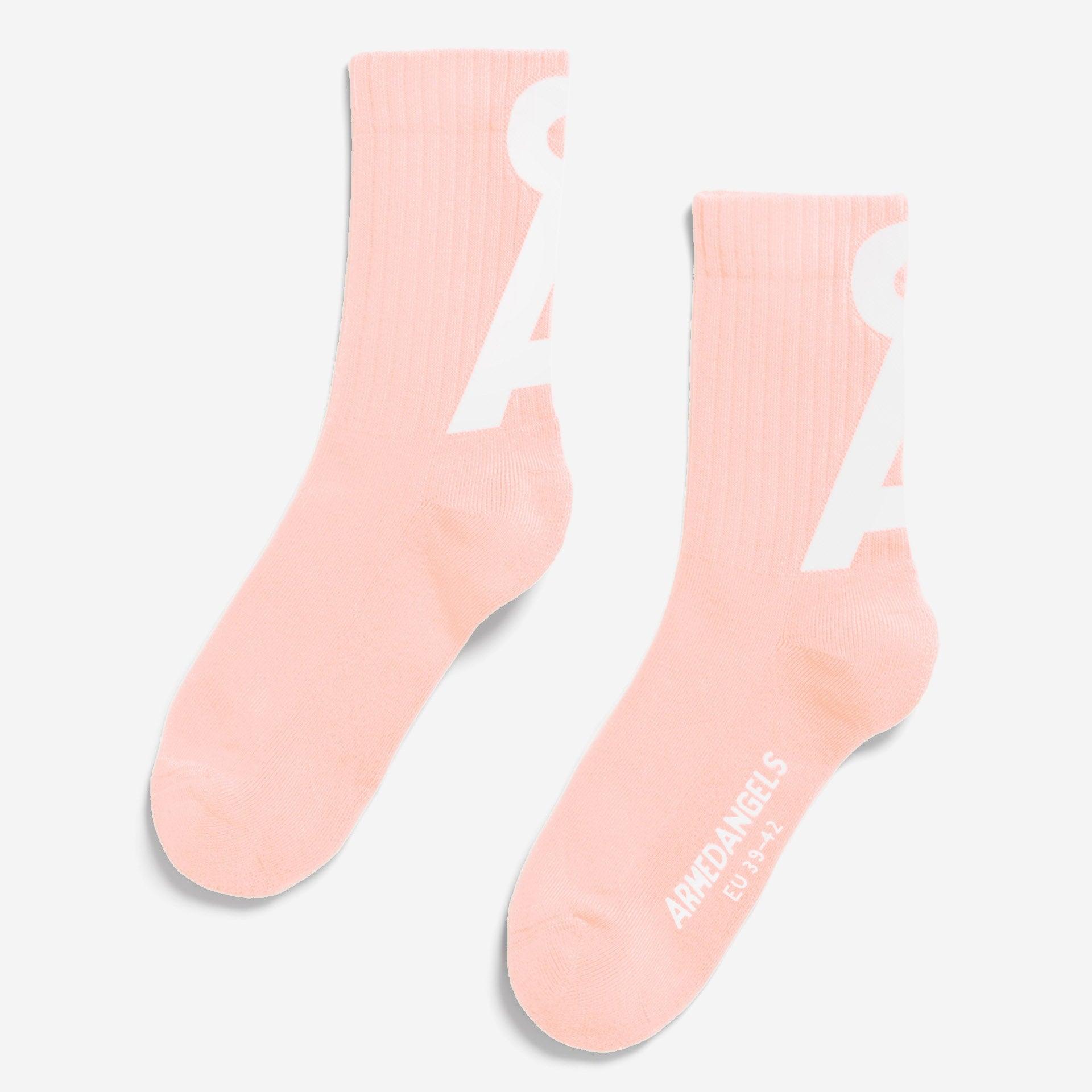 Ein Paar hellrosa Socken mit großen weißen Buchstaben "A" auf jeder Seite und dem Aufdruck "ARMDANGELS EU 39-42" in Weiß im Zehenbereich.