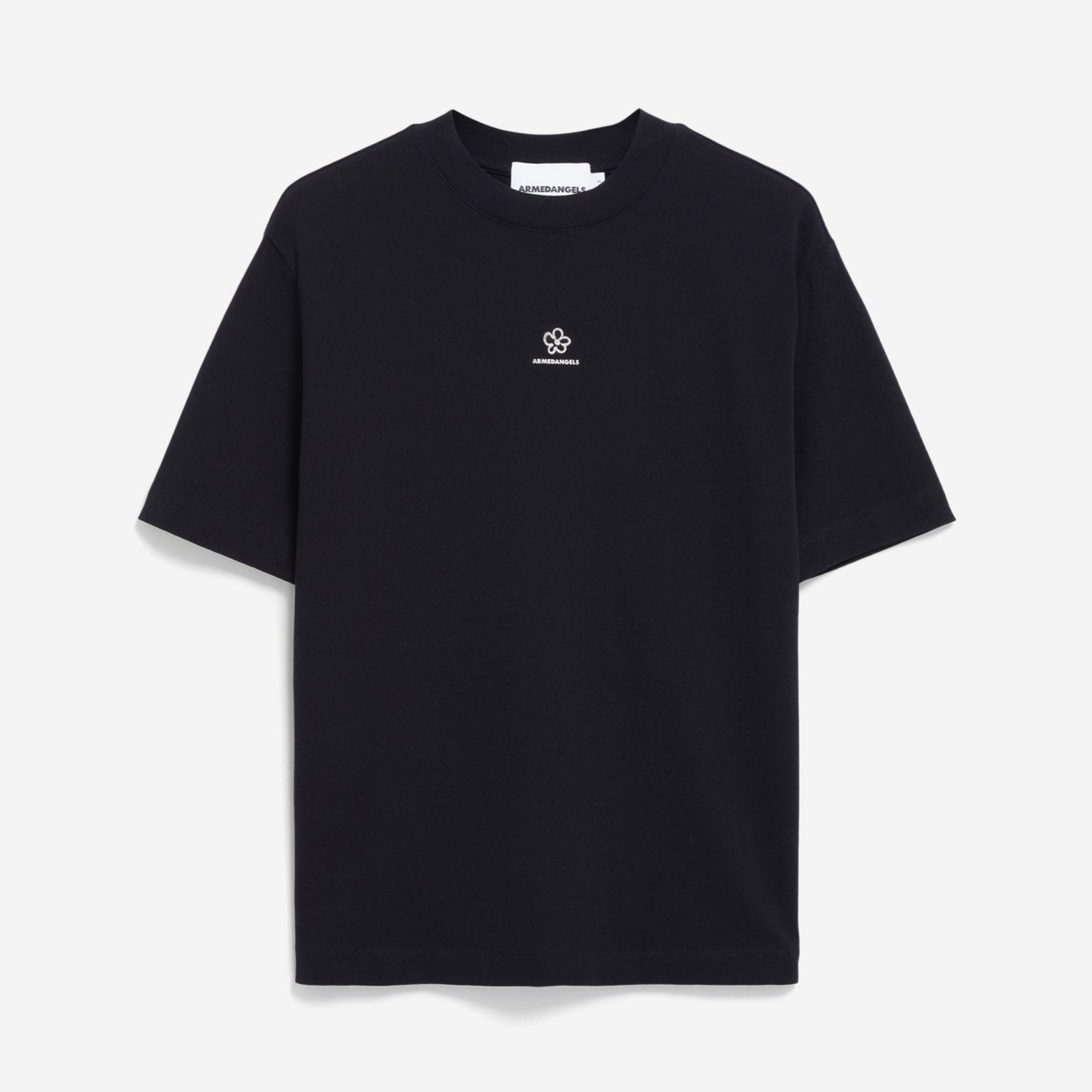 Ein schlichtes, schwarzes, kurzärmeliges T-Shirt mit einer kleinen, weißen Grafik und einem Text in der Mitte der Brust auf einem weißen Hintergrund.