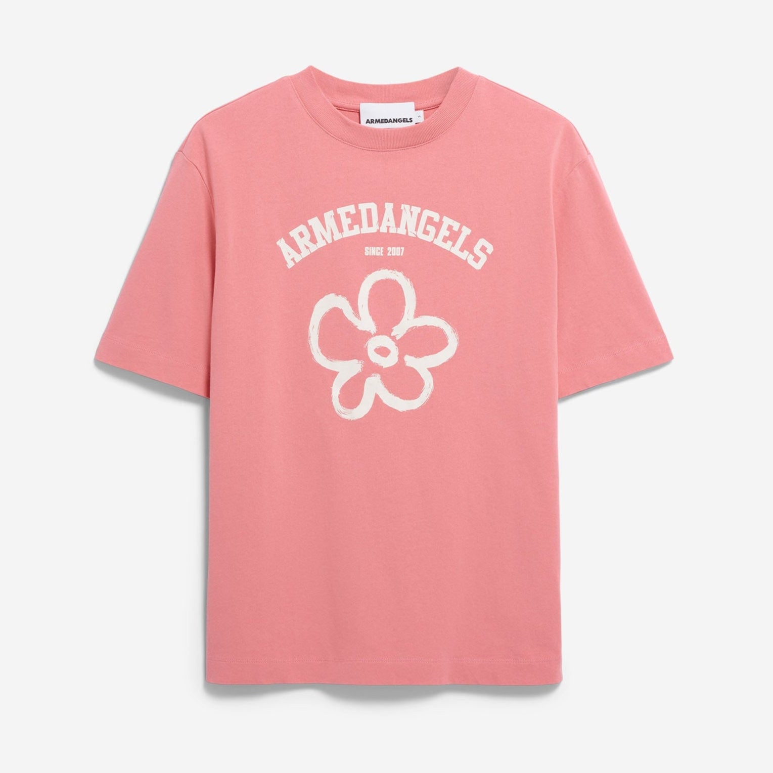 Ein rosafarbenes, kurzärmeliges T-Shirt mit dem Aufdruck ARMEDANGELS und SINCE 2007 in Weiß über einer großen, weißen, lächelnden Blumengrafik auf der Vorderseite.