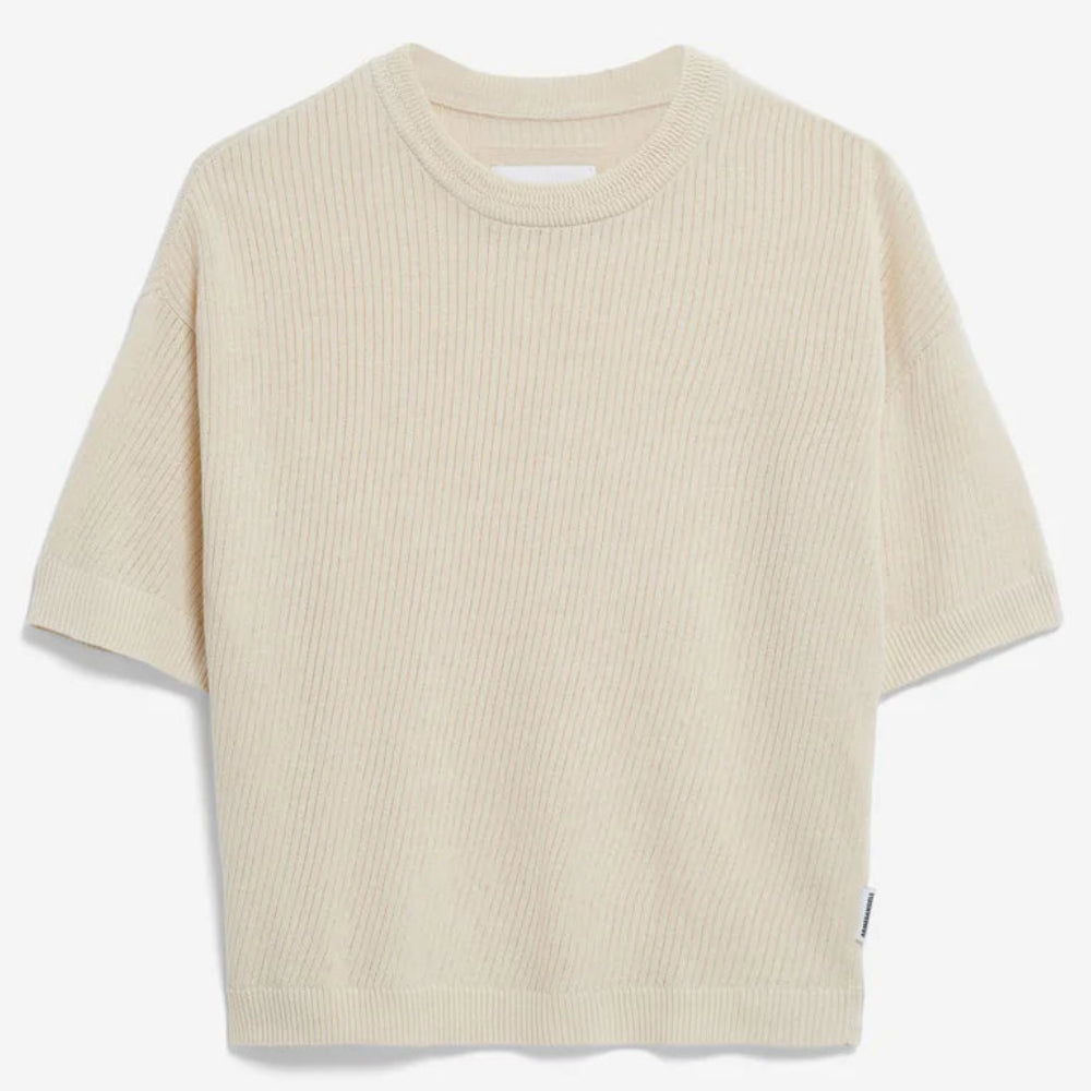 Kurzärmeliger, cremefarbener Rippenstrickpullover mit Rundhalsausschnitt und lockerer Passform, flach auf weißem Grund.