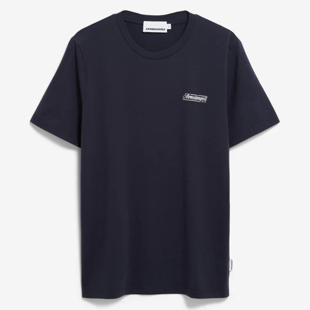 Ein schlichtes, schwarzes, kurzärmeliges T-Shirt mit einem kleinen, weißen, gestickten Logo auf der linken Brust, das auf weißem Hintergrund abgebildet ist.
