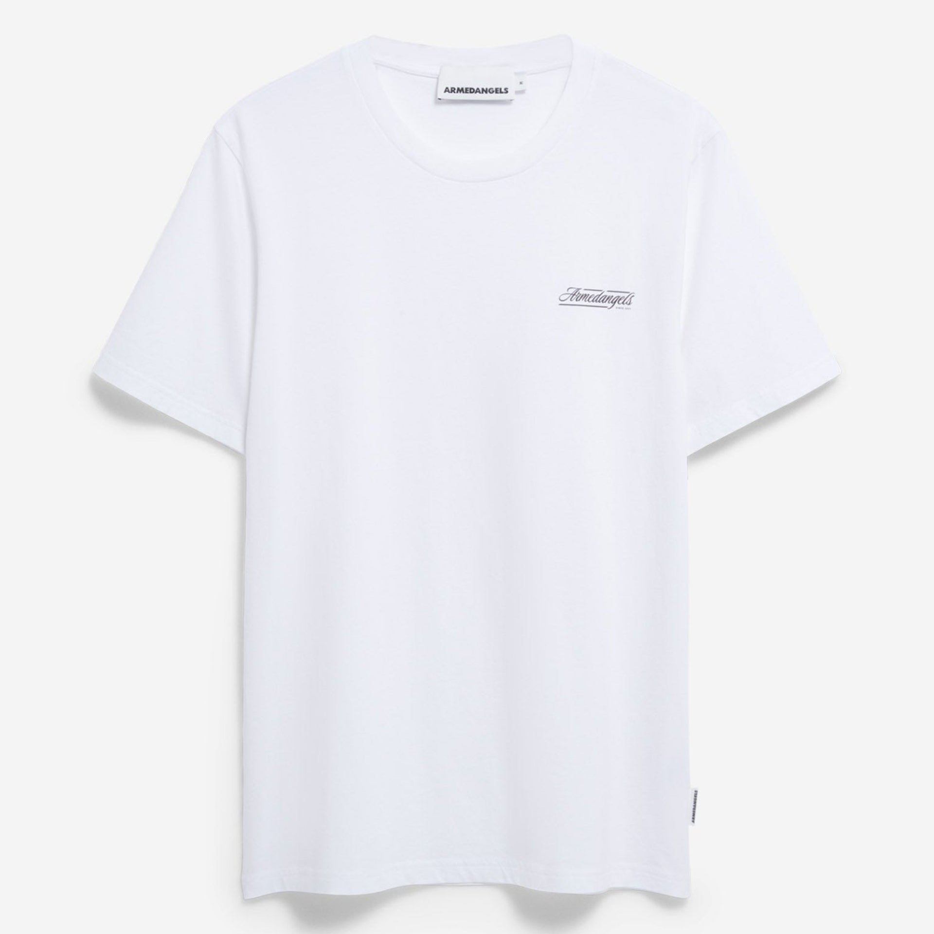 Ein schlichtes, weißes, kurzärmeliges T-Shirt mit einem kleinen, schwarzen Logo auf der linken Brust, das auf einem weißen Hintergrund abgebildet ist.