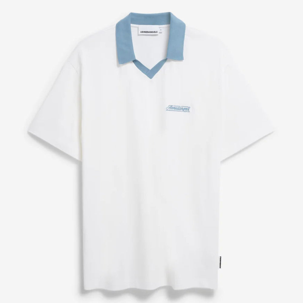Ein weißes, kurzärmeliges Poloshirt mit blauem V-Ausschnitt und einem kleinen blauen Logo auf der linken Brust auf weißem Hintergrund.