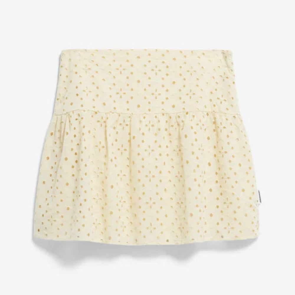 Ein hellgelber, gestufter Minirock mit dezentem Punktmuster auf weißem Hintergrund.
