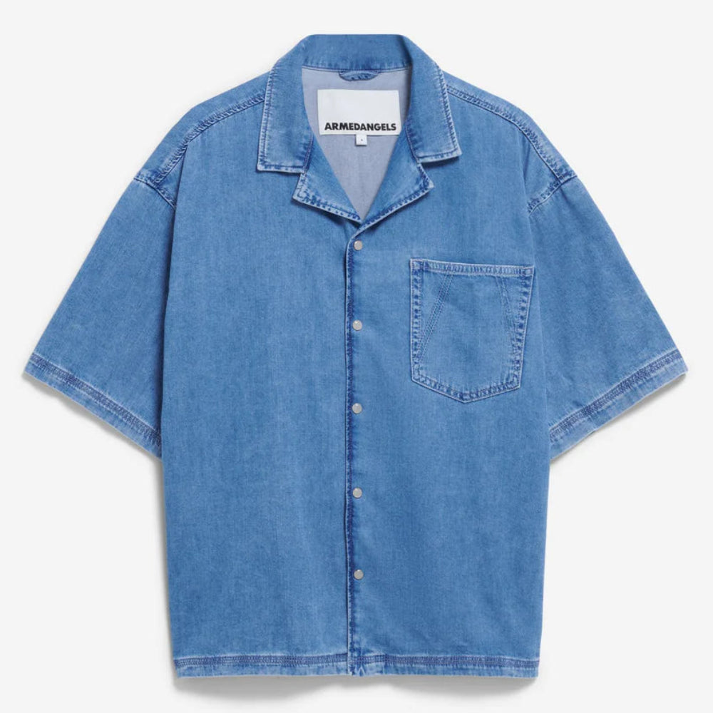 Ein kurzärmeliges, hochgeknöpftes Jeanshemd mit Kragen und einer einzigen Brusttasche, das auf einem schlichten weißen Hintergrund abgebildet ist.