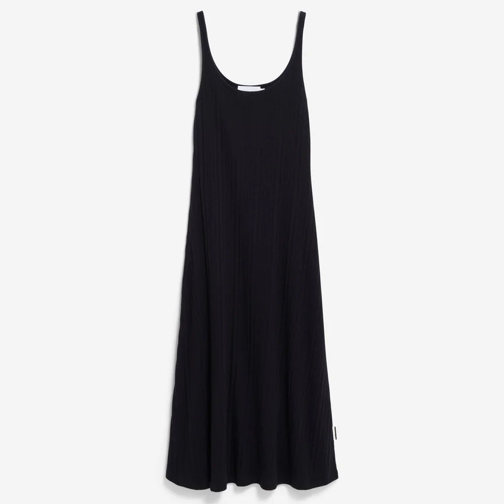 Ein ärmelloses schwarzes Midikleid mit Rundhalsausschnitt aus leichtem, strukturiertem Stoff, das vor einem schlichten weißen Hintergrund hängt.