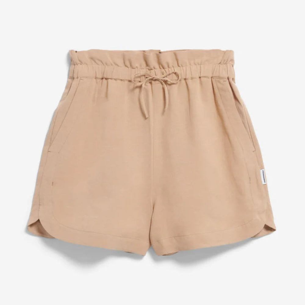 Beigefarbene Shorts mit hoher Taille, elastischem Bund, Kordelzug, Seitentaschen und leicht geschwungenen Säumen auf weißem Hintergrund.
